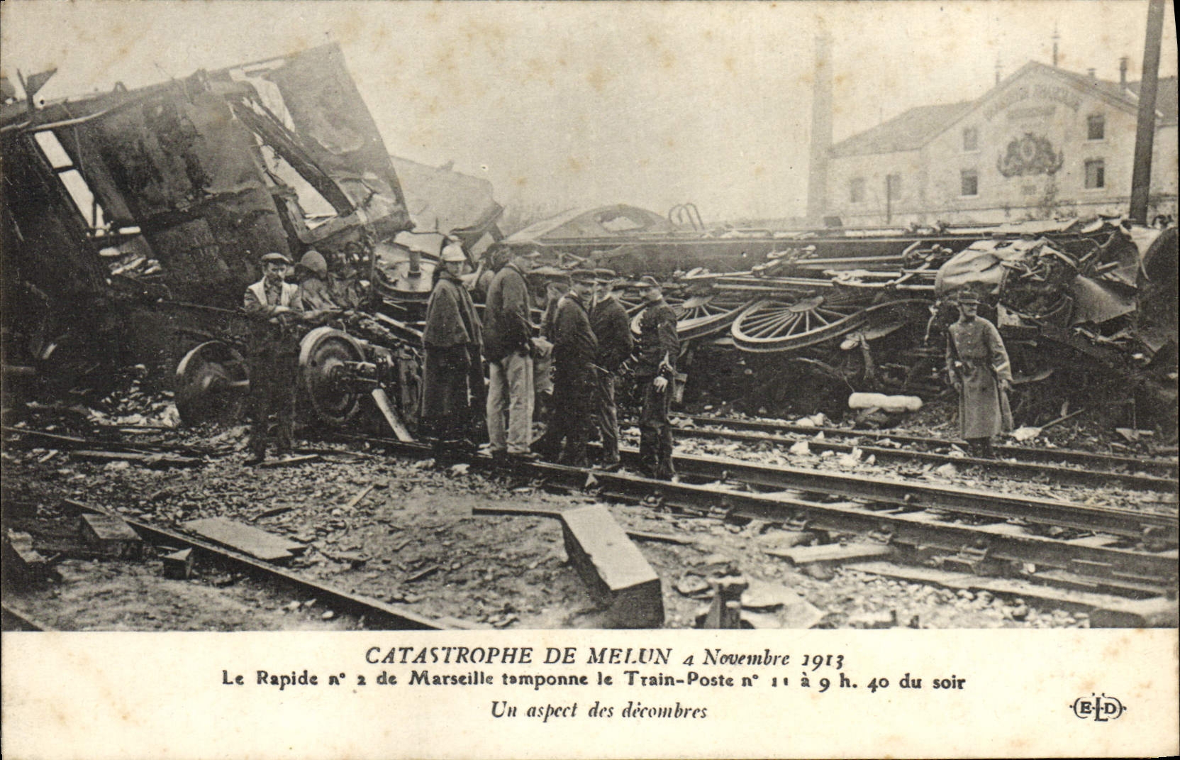 CPA Train Catastrophe de Melun 4 novembre 1913 Le rapide n°2 de Marseille tamponne le Train Poste Un aspect des decombre