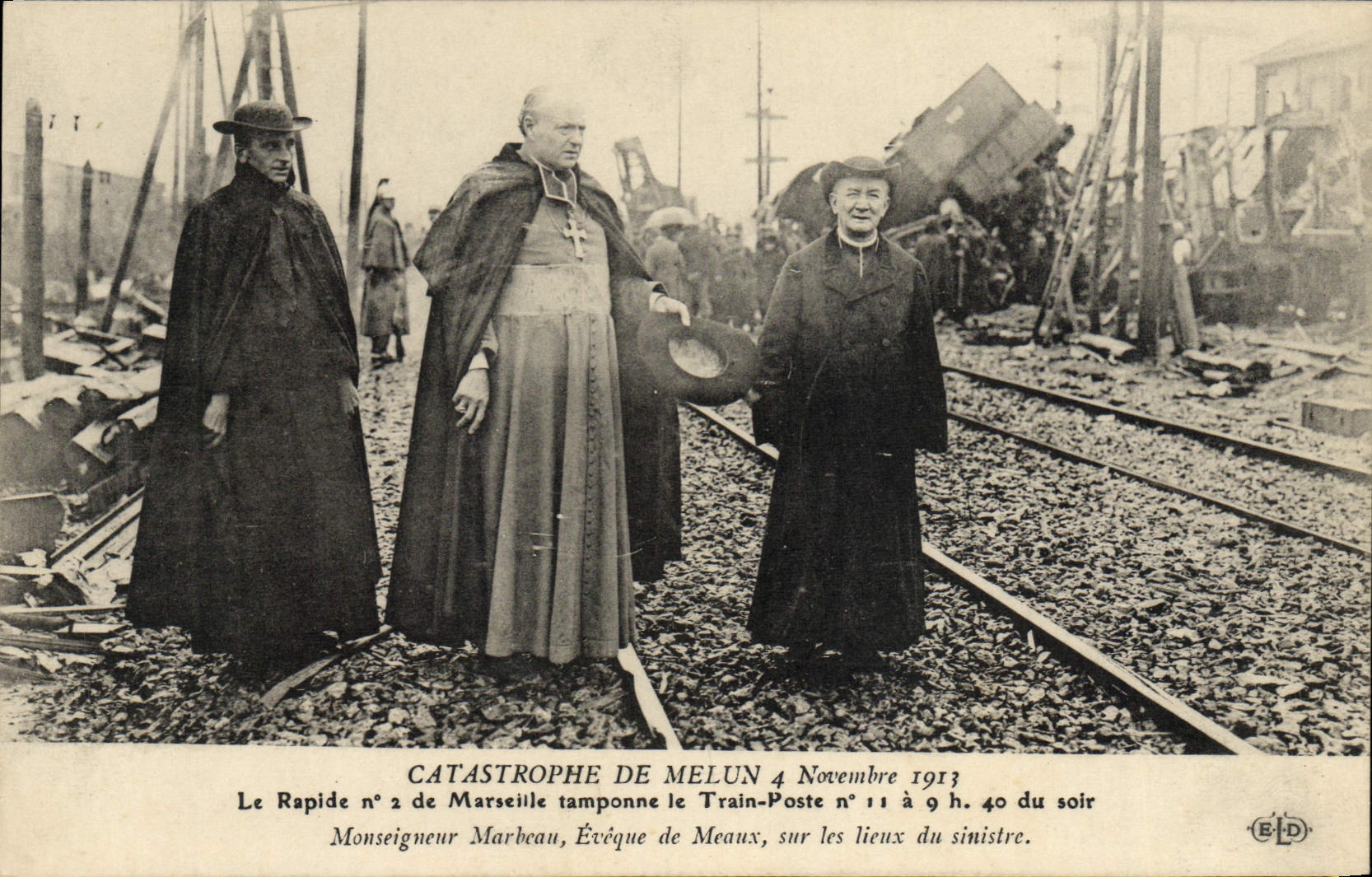 CPA Train Catastrophe de Melun Le rapide n°2 de Marseille tamponne le Train Poste Marbeau Eveque de Meaux 