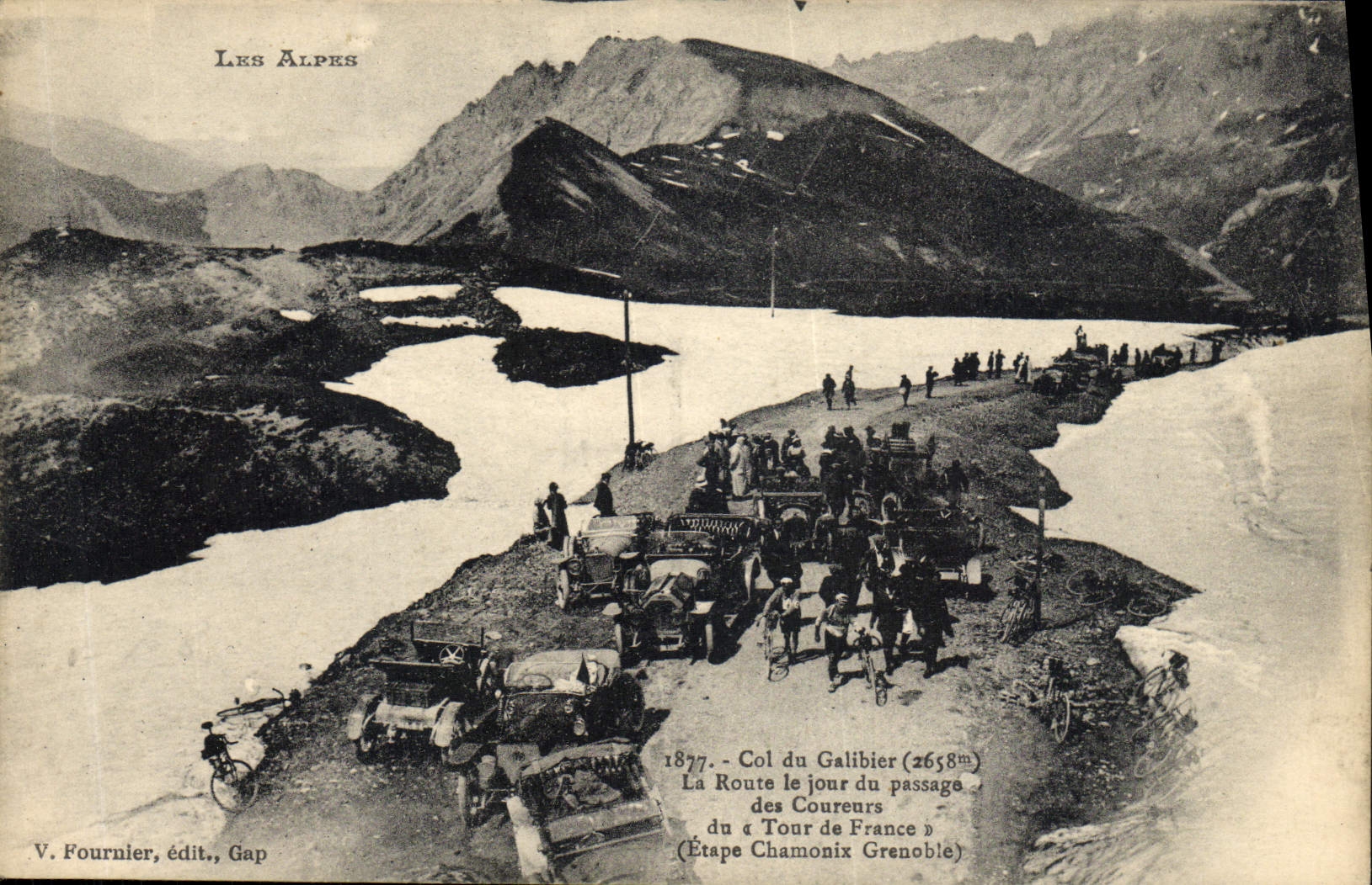 La POSTAL Velo de la VENDIMIA completa un ciclo completando un ciclo la columna de las montan@as de Galibier el camino el día del Tour de France Chamonix Grenoble de los corredores del paso