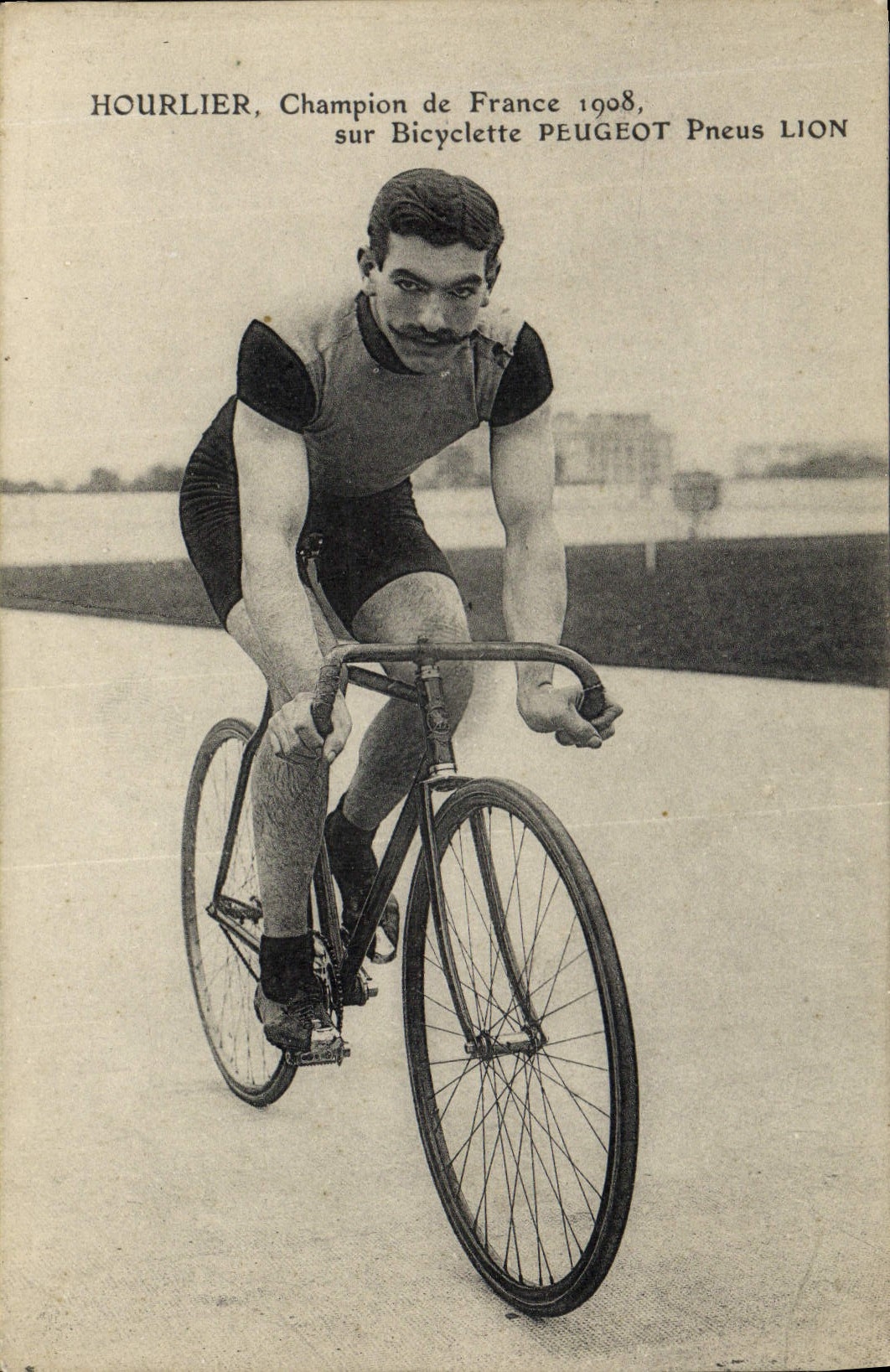 CPA Velo Cycle Cyclisme Hourlier Champion de France 1908 sur bicyclette Peugeot Pneus Lion