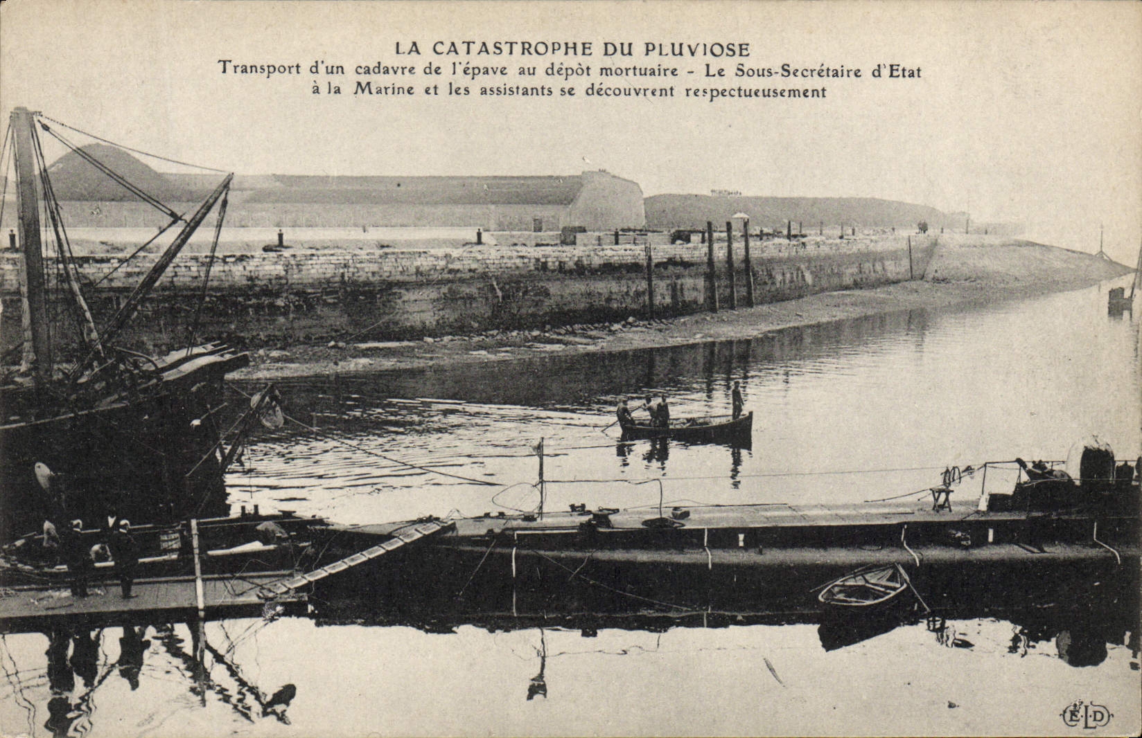 CPA Bateau Catastrophe du Pluviose Transport d'un cadavre de l'epave au depot mortuaire Sous marin