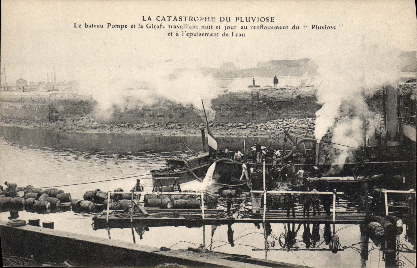 CPA Bateau Sous marin Catastrophe du Pluviose Le bateau Pompe et la Girafe travaillent nuit et jour au renflouement 