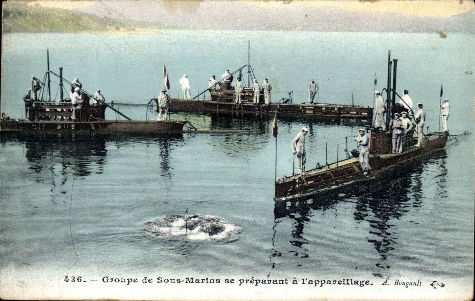 VINTAGE POSTCARD Bateau Groups Submarines preparing with equipment
