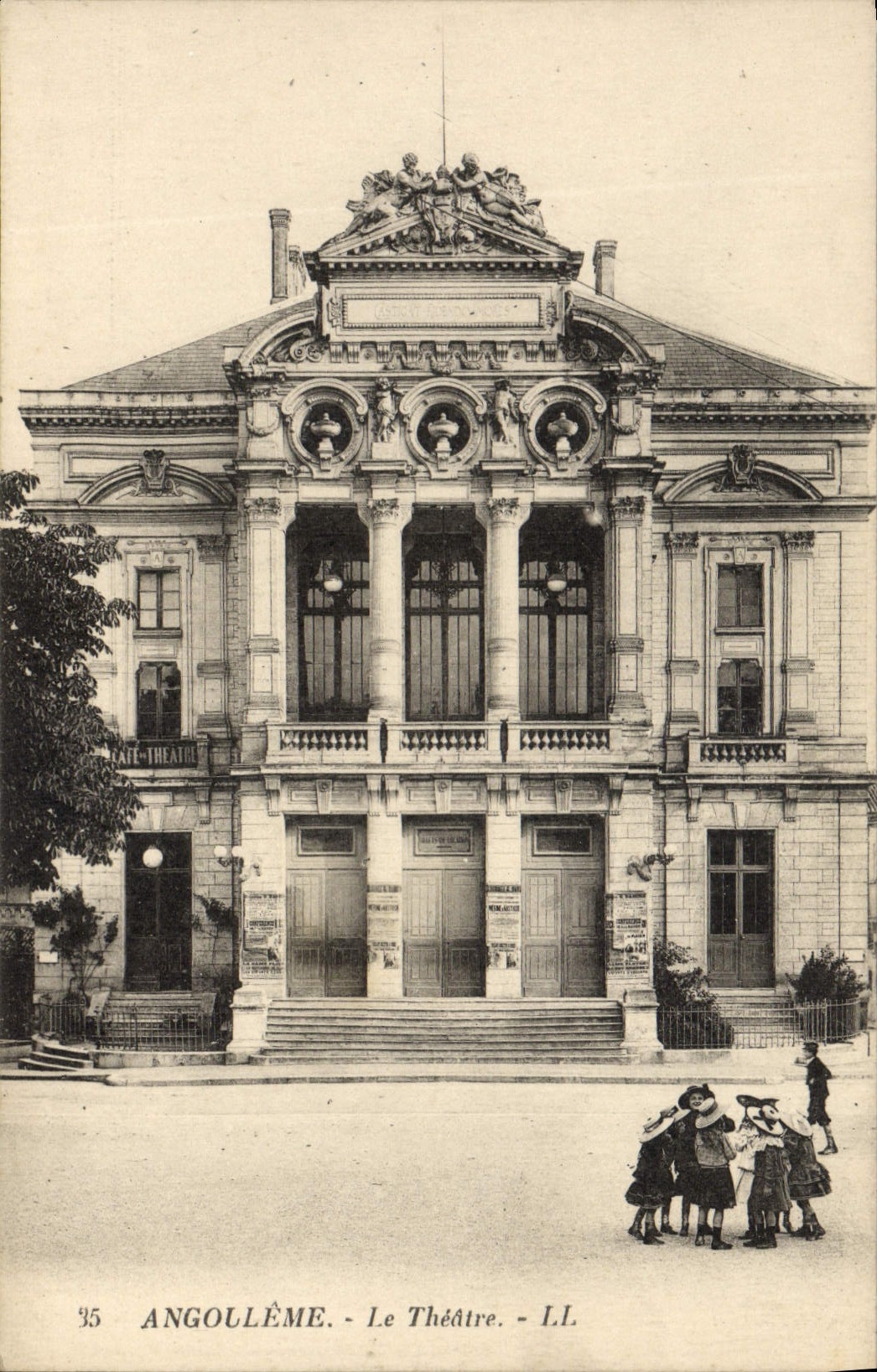 VINTAGE POSTCARD Avignon the Theater Children