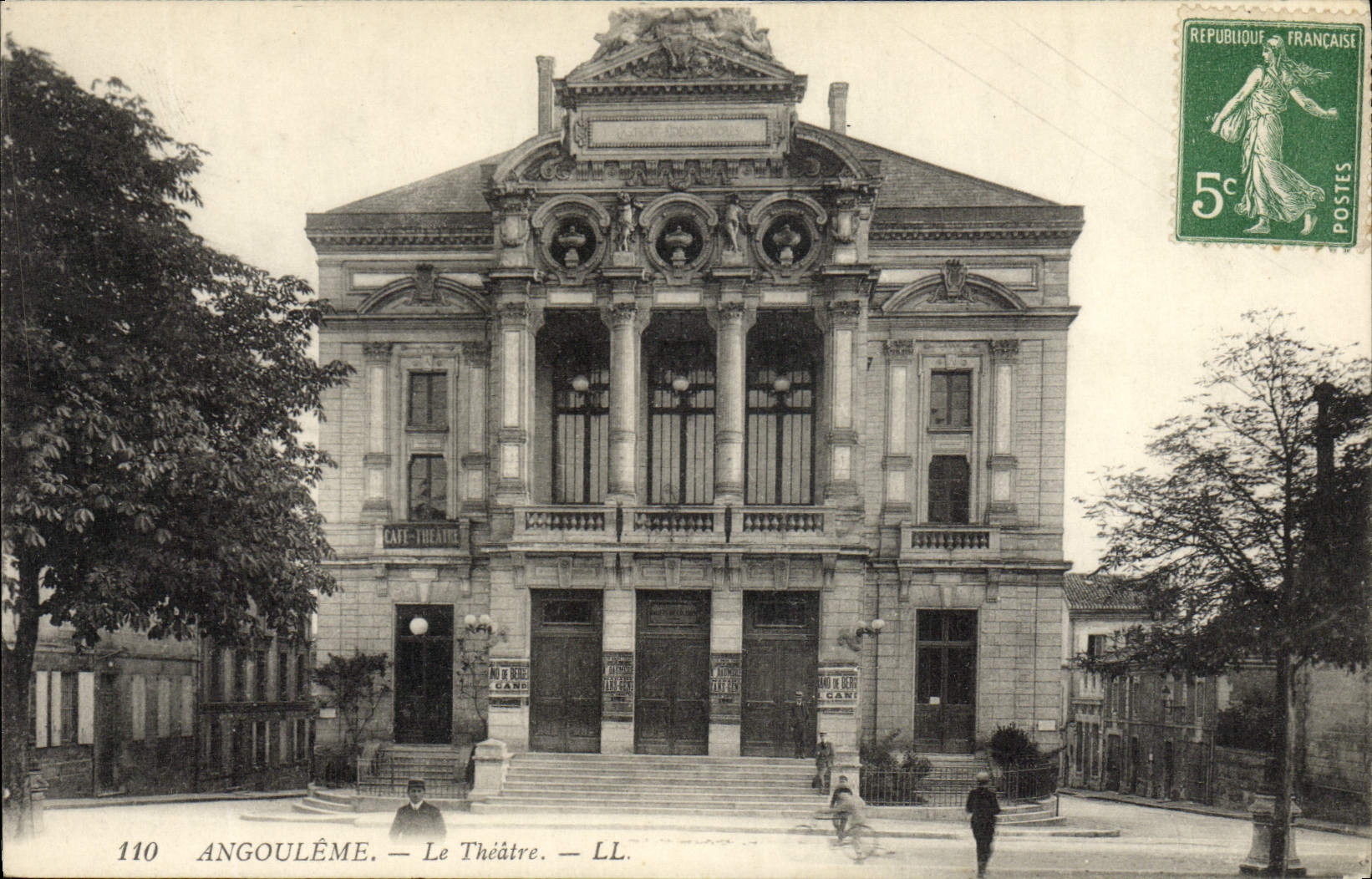 CPA Angouleme Le Theatre 