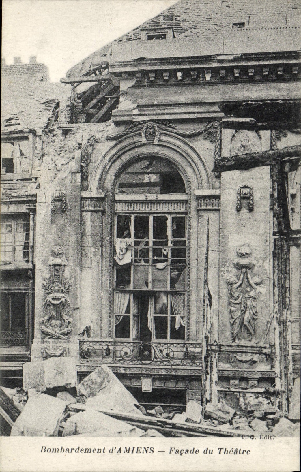 CPA Bombardement d'Amiens Facade du Theatre Militaria 
