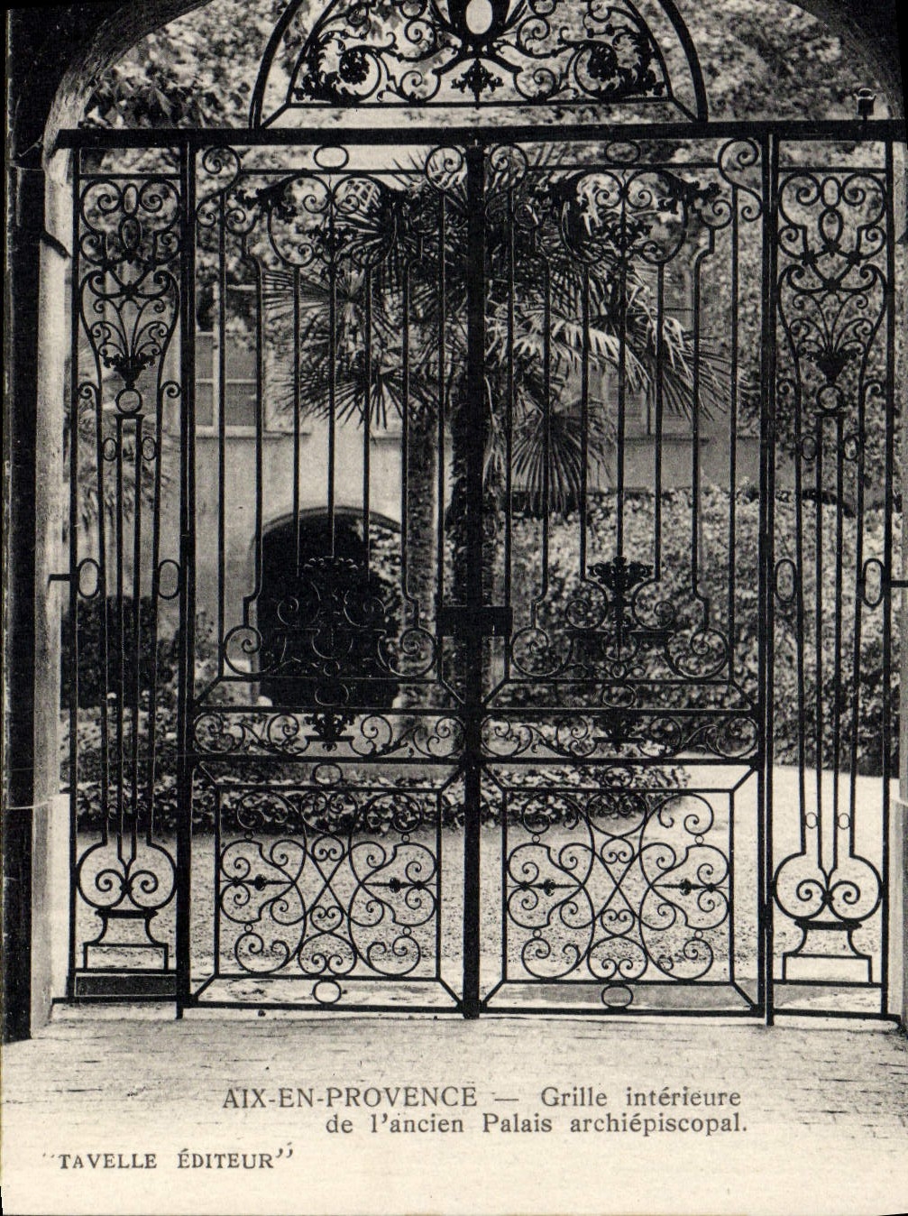CPA Aix en Provence Grille Interieure de l'ancien palais archiepiscopal