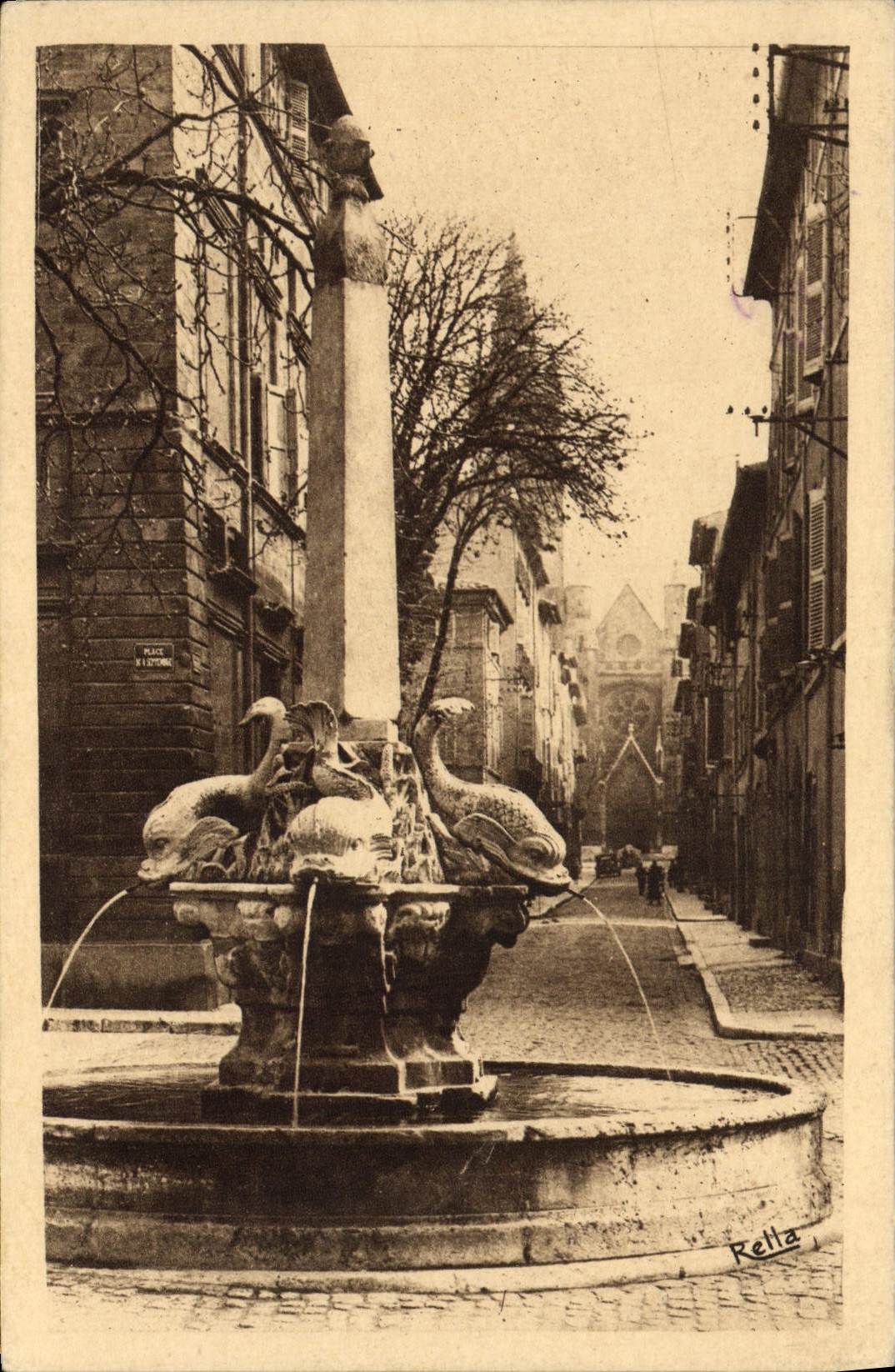 CPA Aix en Provence La fontaine des Quatre Dauphins la rue Cardinale et l'eglise Saint Jean de Malte 