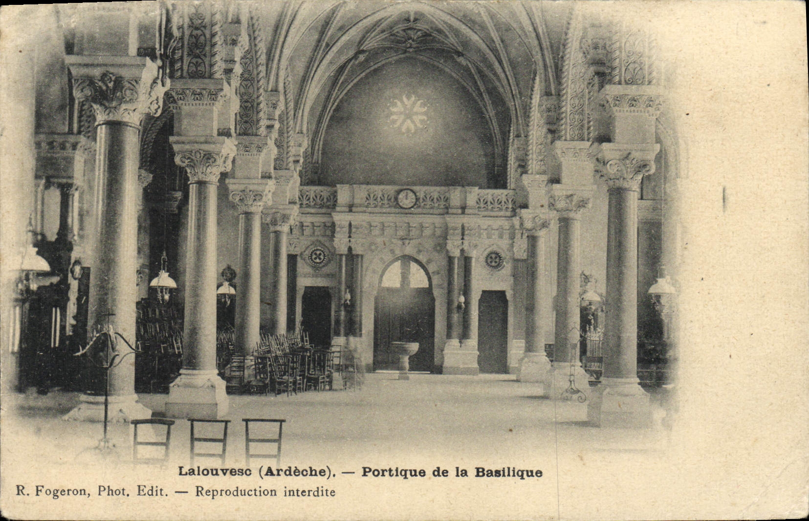 CPA La Louvesc Portique de la Basilique