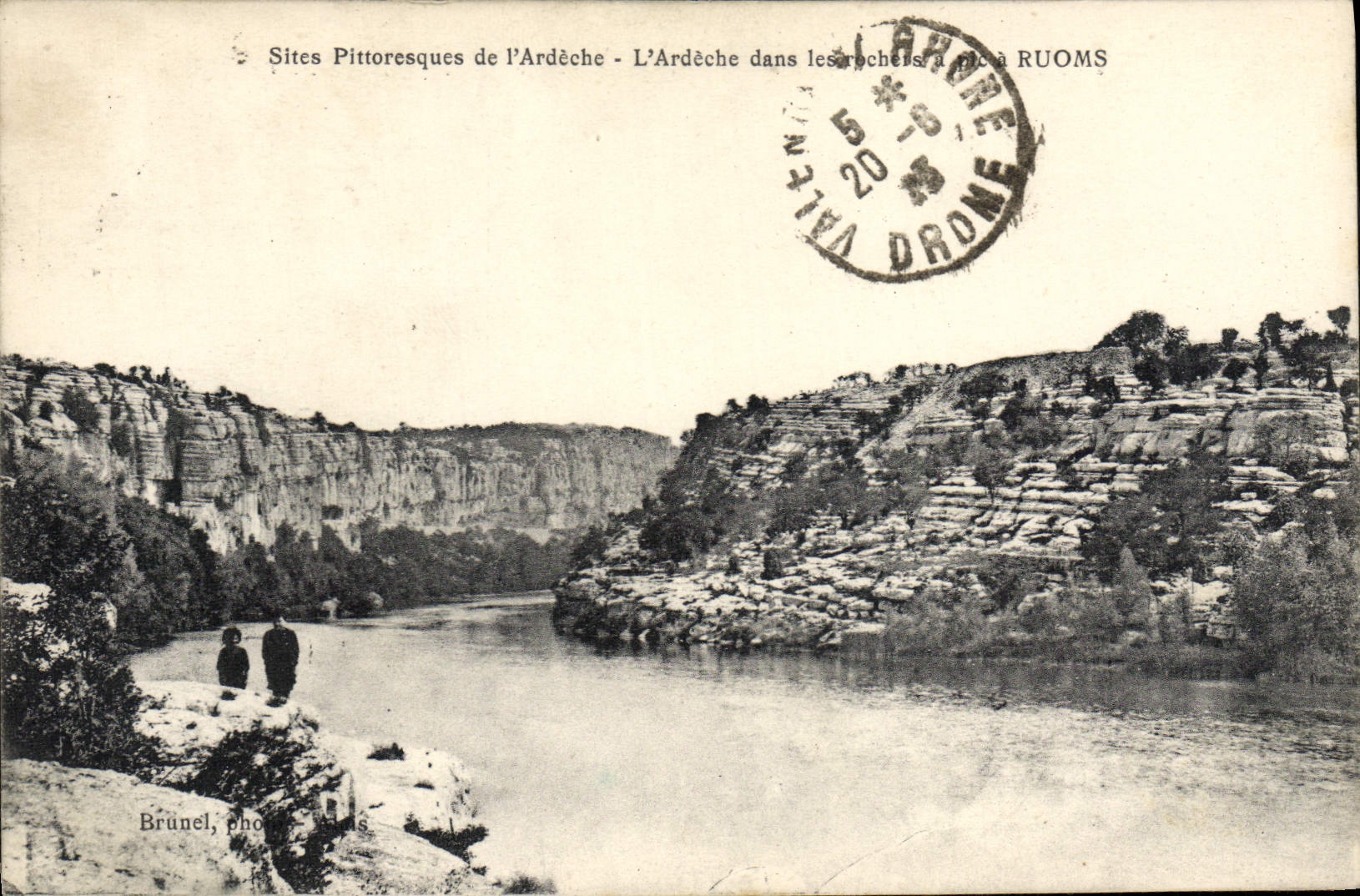 La POSTAL Ardeche de la VENDIMIA en las rocas tiene pico de Ruoms
