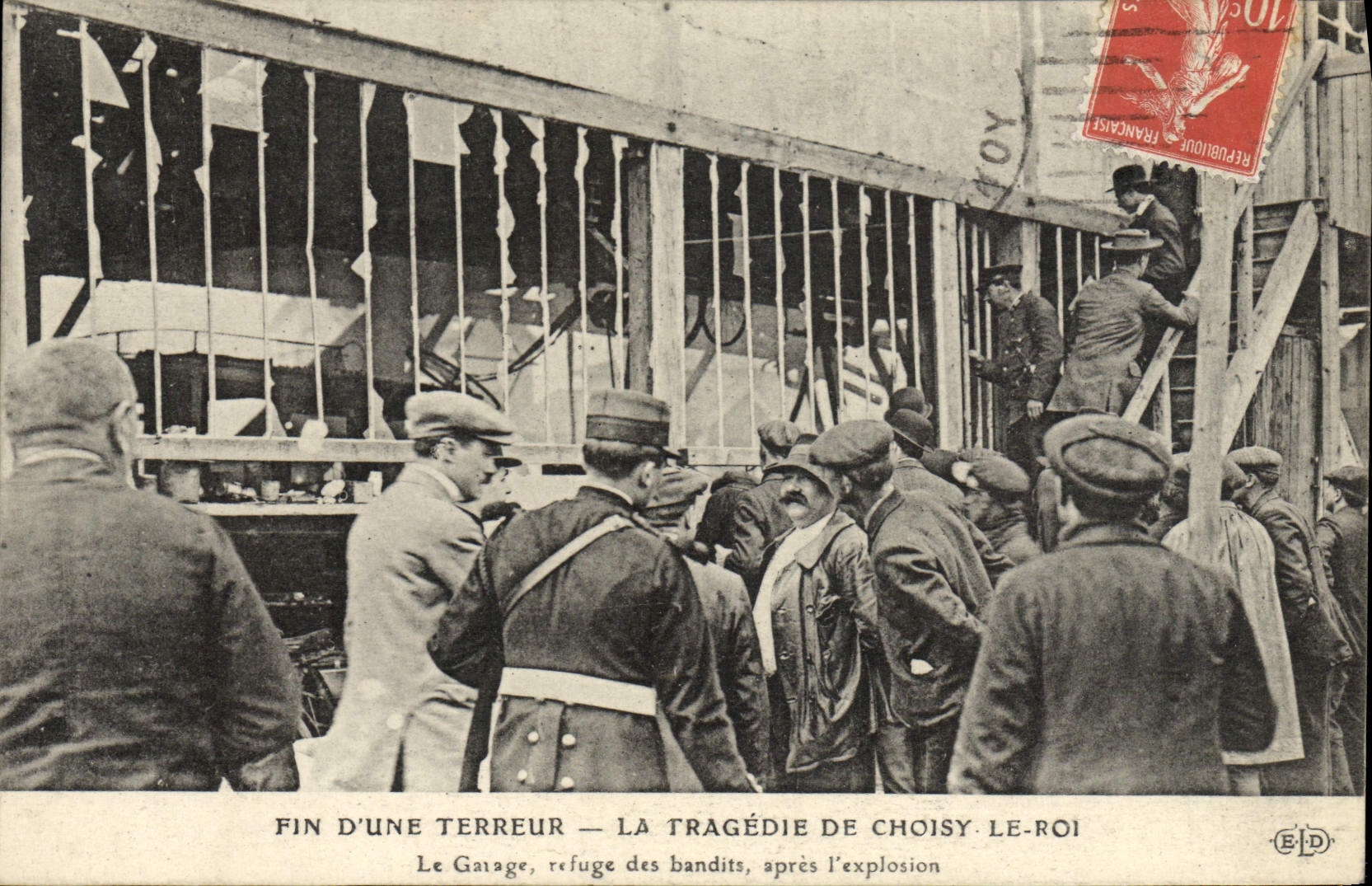 Oficial de policía de la multa de la fuerza de policía de la POSTAL de la VENDIMIA de un terror la tragedia de Choisy el rey el refugio del garage de los gángsteres después de la explosión