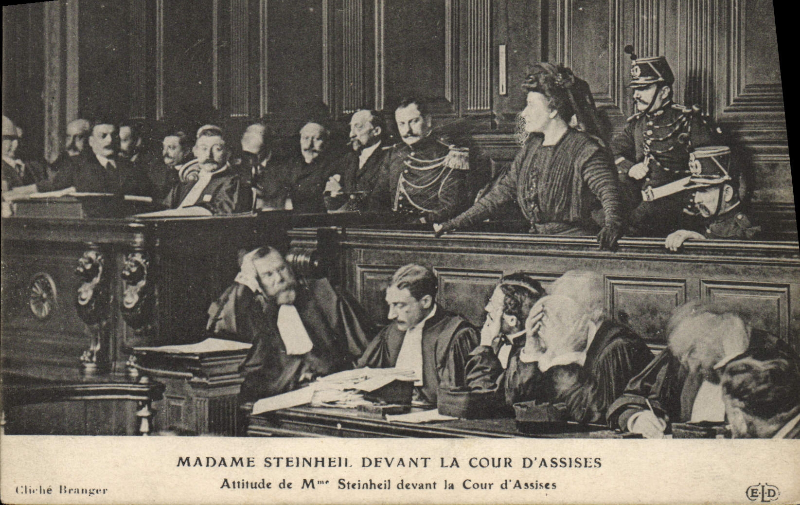CPA Madame Steinheil devant la cour d'assises Attitude de Mme Steinheil devant la cour d'assises