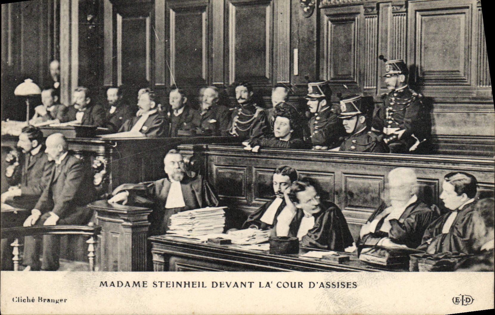 CPA Madame Steinheil devant la cour d'assises Attitude de Mme Steinheil devant la cour d'assises