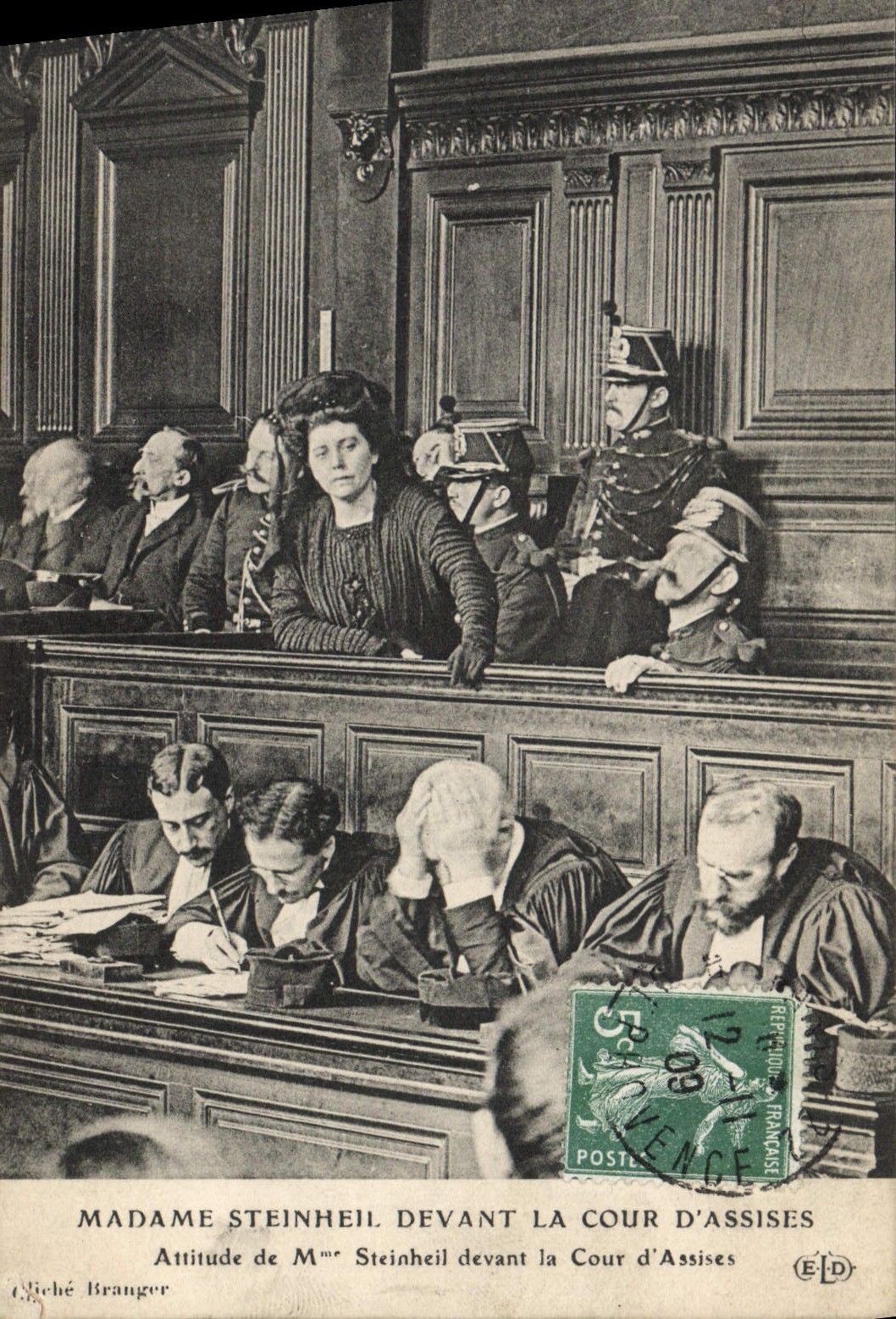 CPA Madame Steinheil devant la cour d'assises Attitude de Mme Steinheil devant la cour d'assises