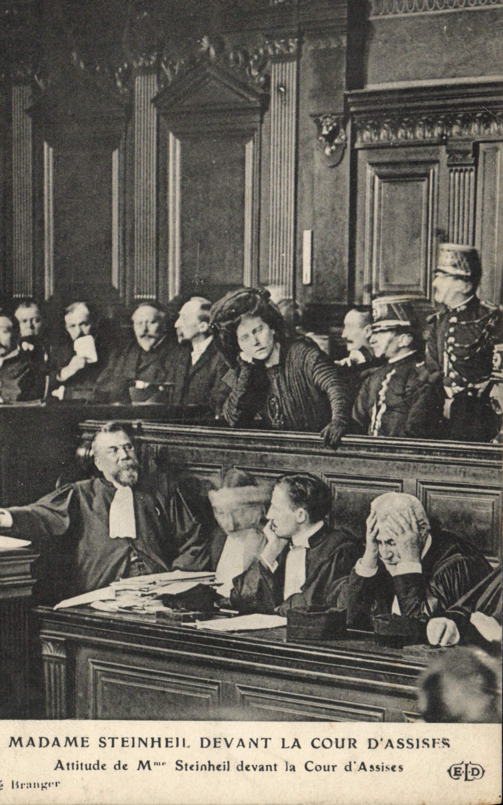 CPA Madame Steinheil devant la cour d'assises Attitude de Mme Steinheil devant la cour d'assises