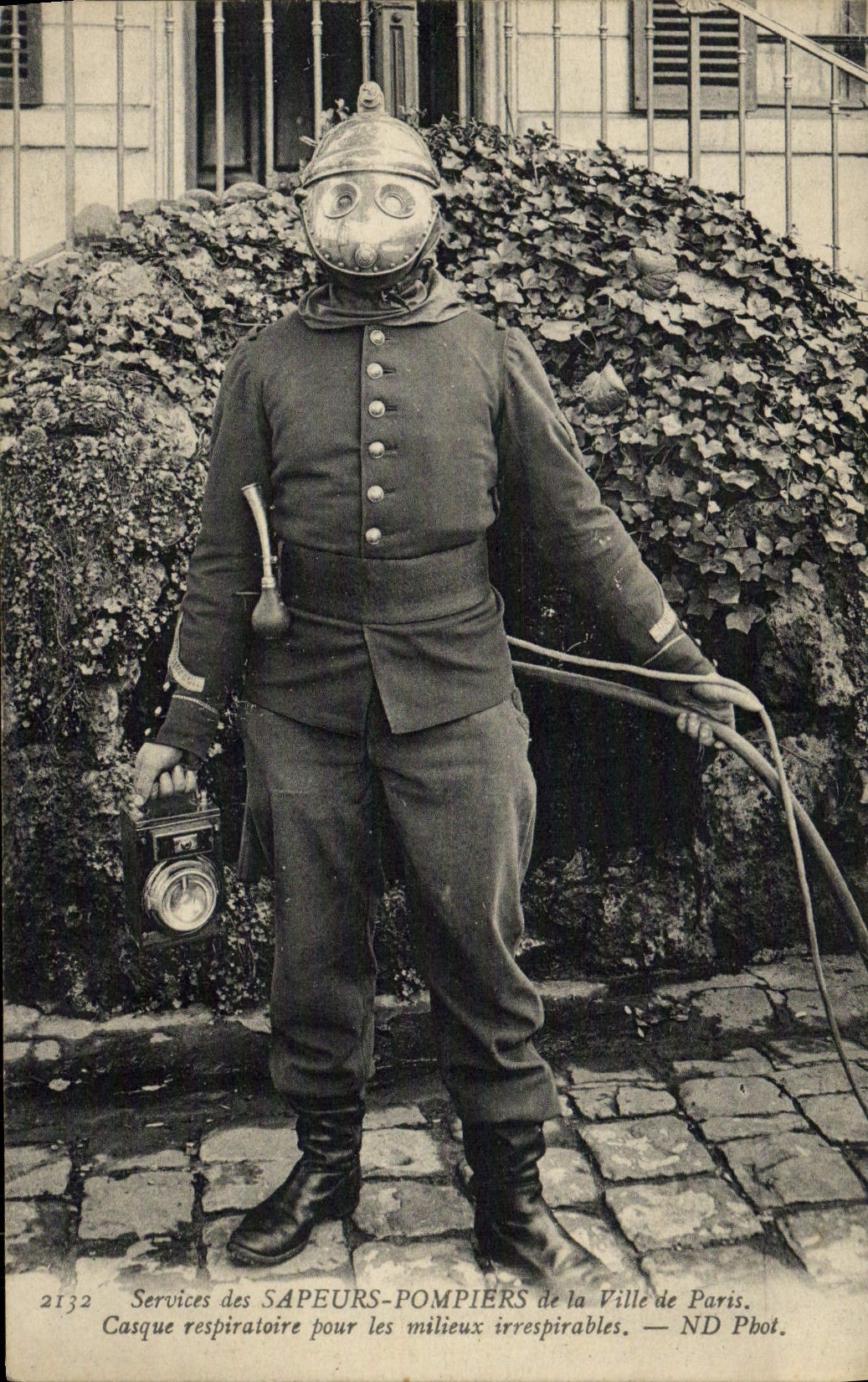 El casco respiratorio de París de los bomberos de los zapadores de la POSTAL de la VENDIMIA para los medios irrespirables señala