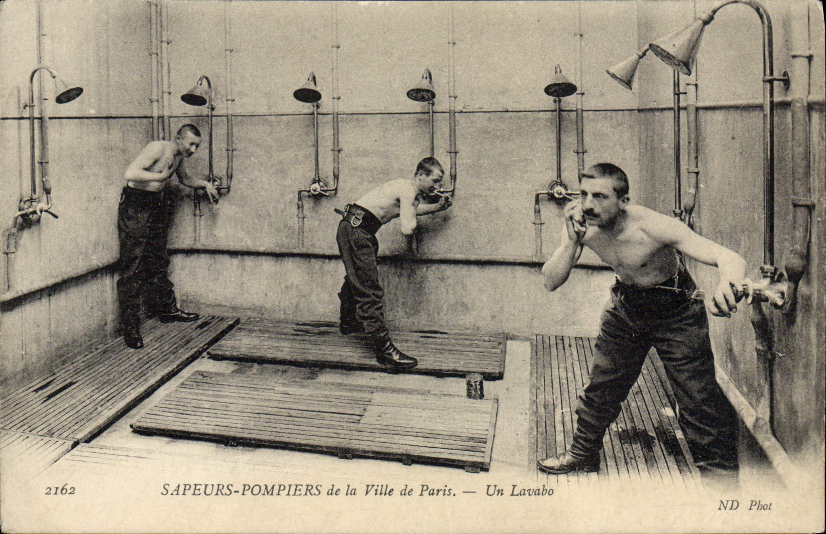 CPA Sapeurs Pompiers Paris Un lavabo