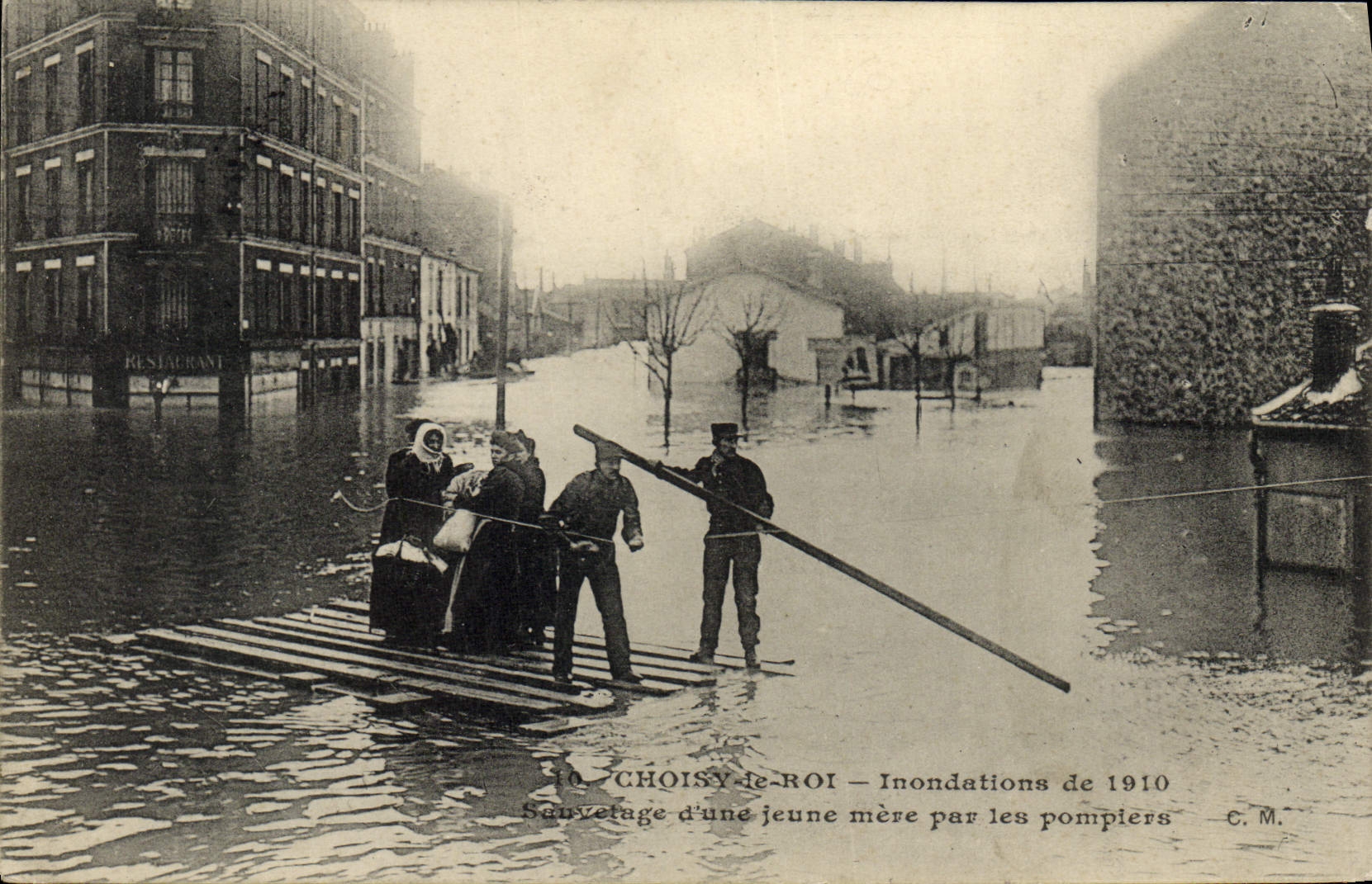 CPA Sapeurs Pompiers Choisy le Roi Indondations de 1910 Sauvetage d'une jeune mere par les pompiers