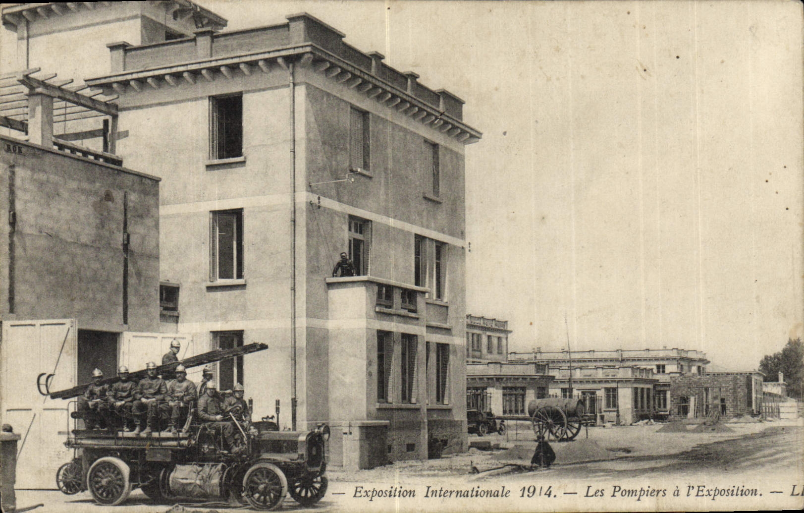 CPA Sapeurs Pompiers Exposition internationale 1914 Les pompiers a l'exposition