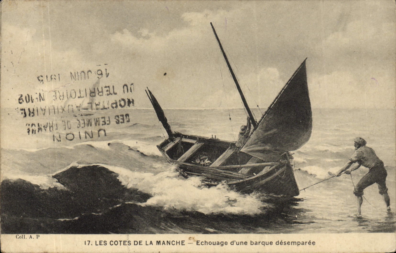 CPA Bateau Les Cotes de la Manche Echouage d'une barque desemparee