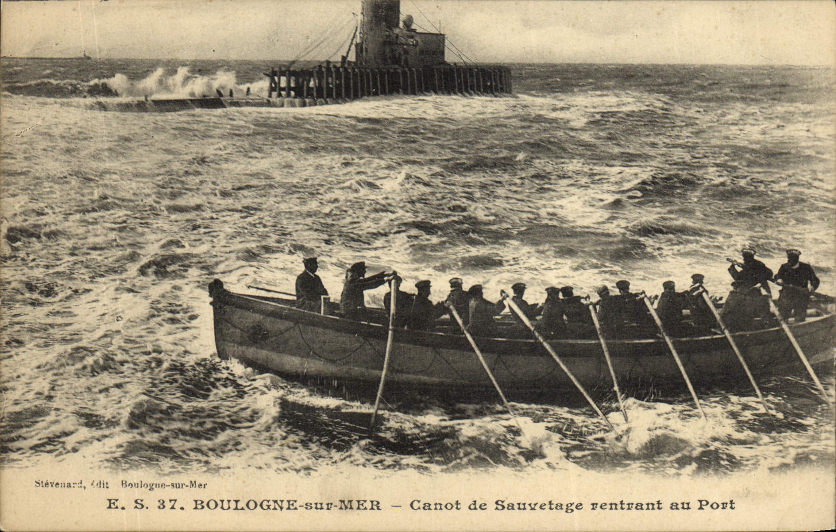 Barco de Boulogne de la POSTAL de la VENDIMIA en el bote salvavidas del mar que vuelve al puerto