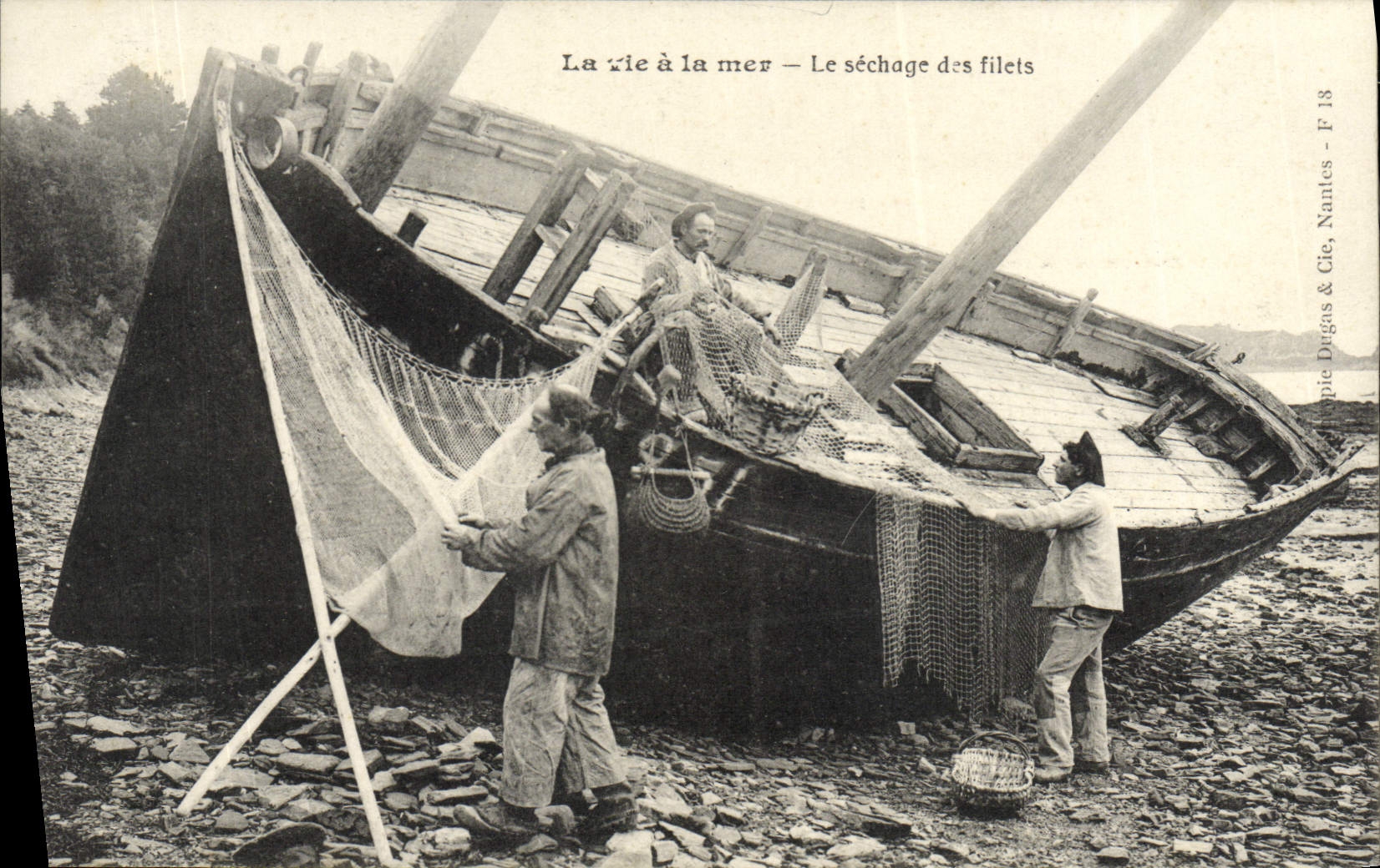 Vida de la POSTAL de la VENDIMIA con el mar la sequedad del barco de las redes
