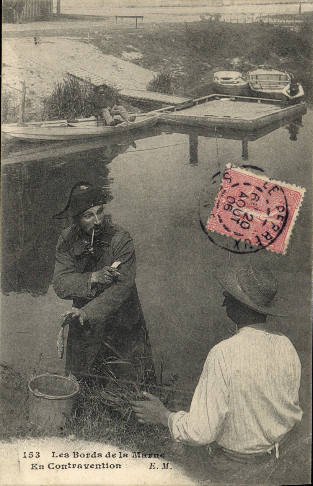 El oficial de policía de la policía de la POSTAL de la VENDIMIA los bordes del Marne en el infringment pesca la TAPA Sinning