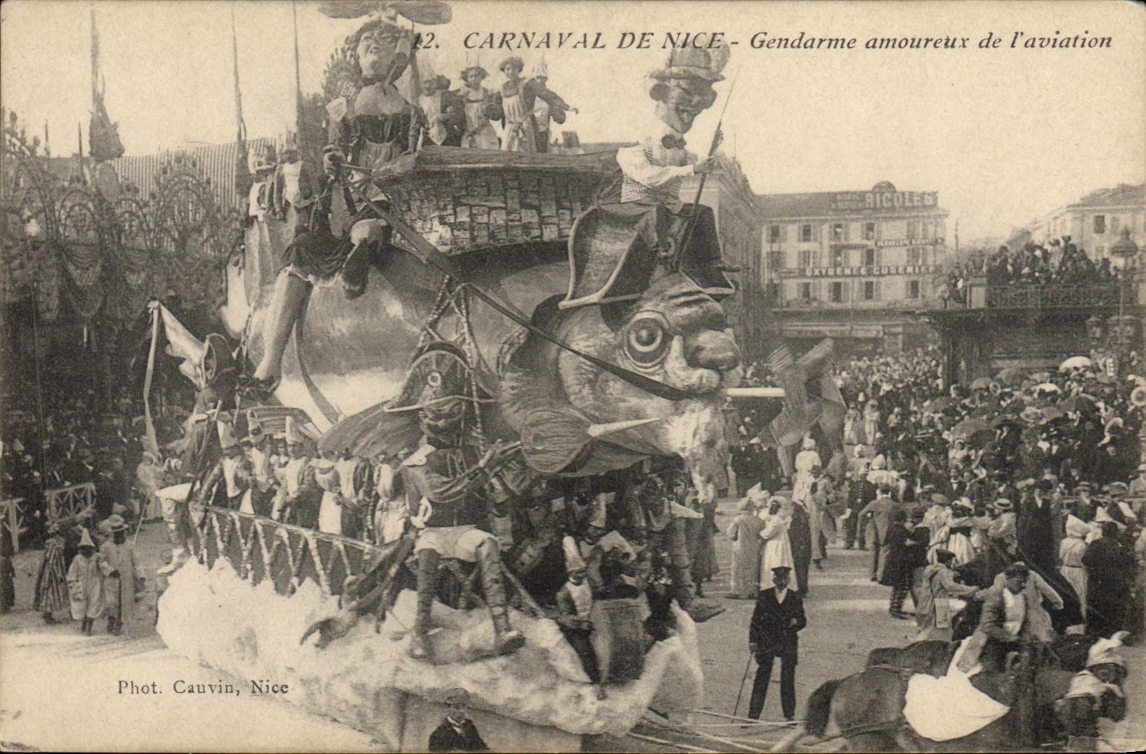 VINTAGE POSTCARD Police force Police officer Carnival of Nice Gendarme in love with aviation