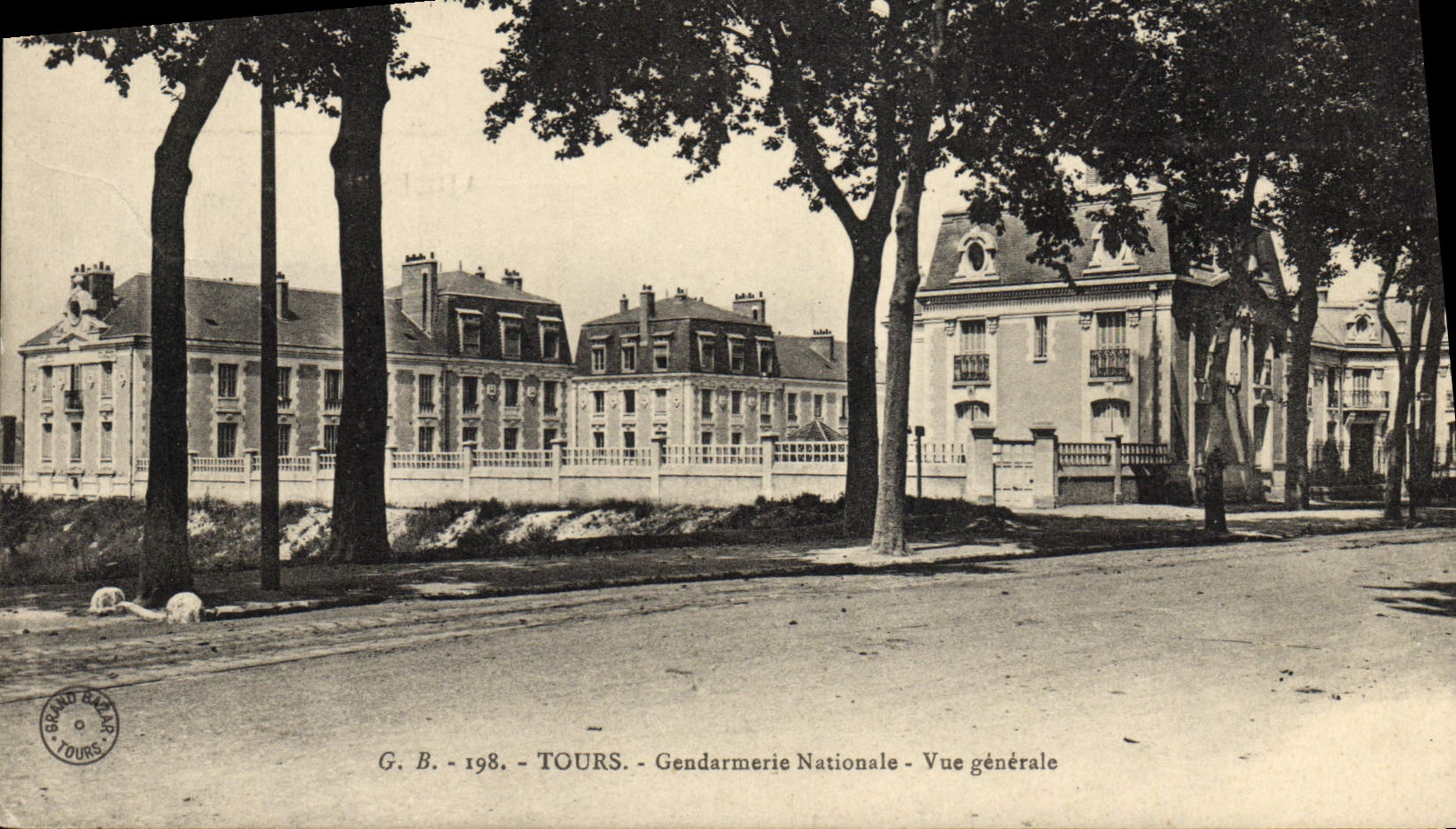 El oficial de policía de la fuerza de policía de la POSTAL de la VENDIMIA viaja la opinión de policía nacional