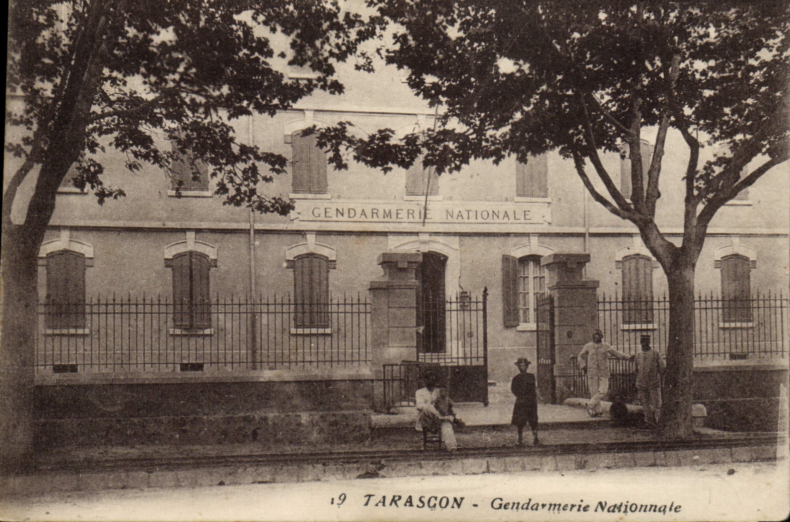 Policía nacional de Tarascon del oficial de policía de la fuerza de policía de la POSTAL de la VENDIMIA