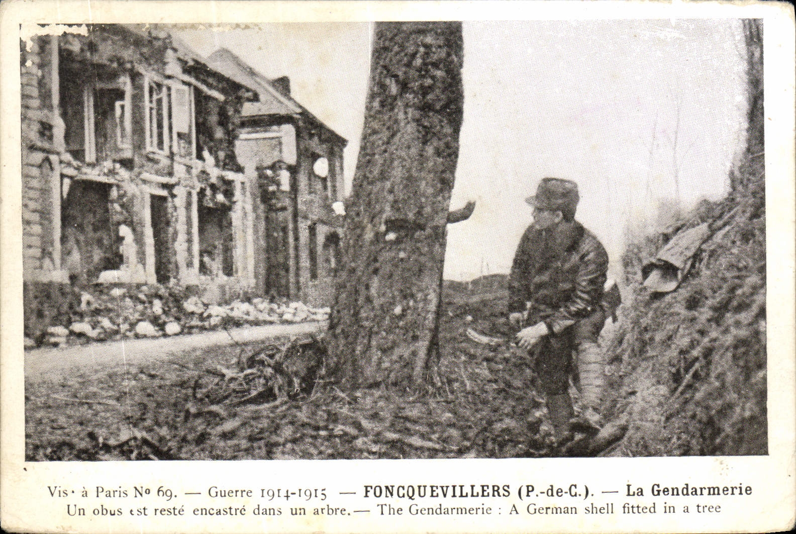 Oficial de policía de Foncquevillers de la policía de la POSTAL de la VENDIMIA la gendarmería que un este de la cáscara encaja en un árbol