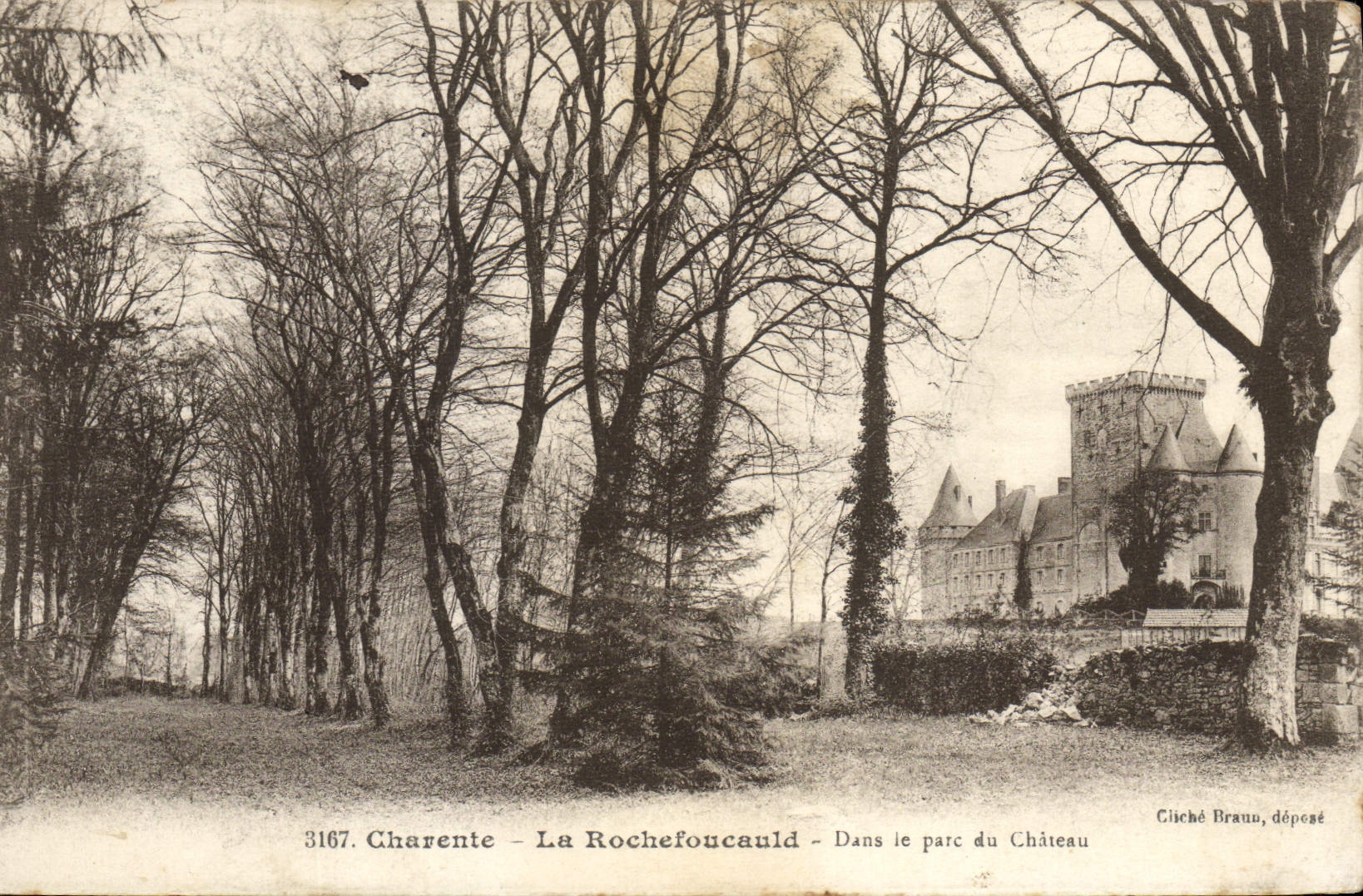 CPA Charente La Rochefocauld Dans le Parc du Chateau