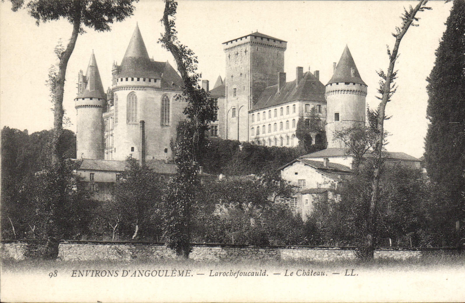 CPA Environs D'Angouleme Larochefoucauld Le chateau