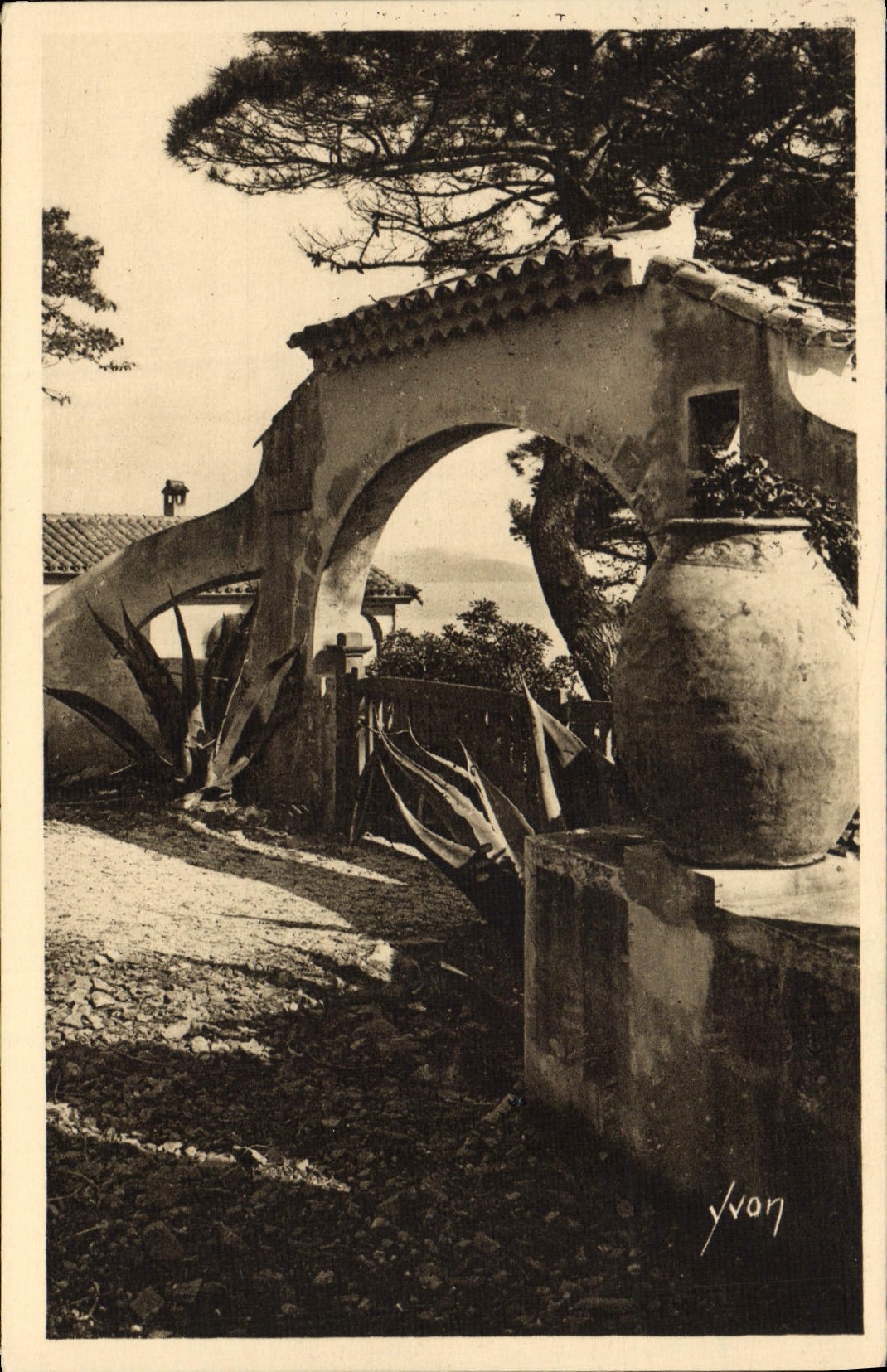 VINTAGE POSTCARD Dimension of Azure Entered of a villa on the littoral