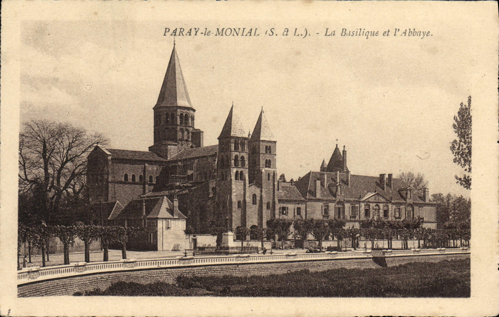VINTAGE POSTCARD Paray Monial the Basilica and the Abbey