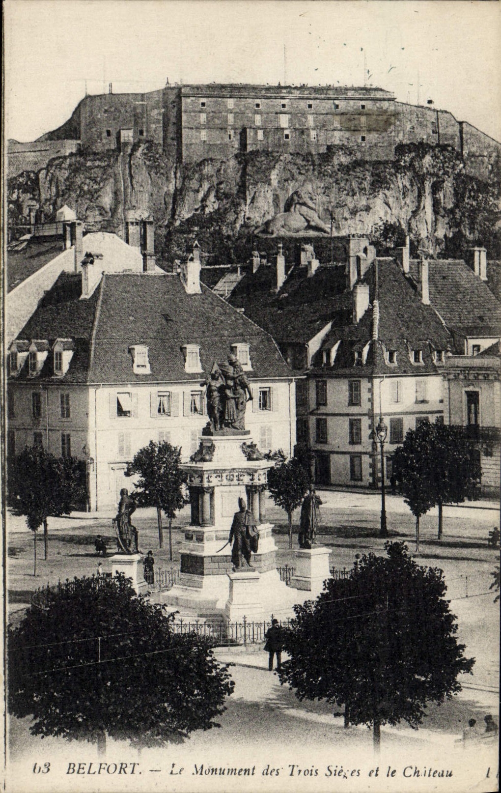 CPA Belfort Le Monument des Trois sieges et le chateau