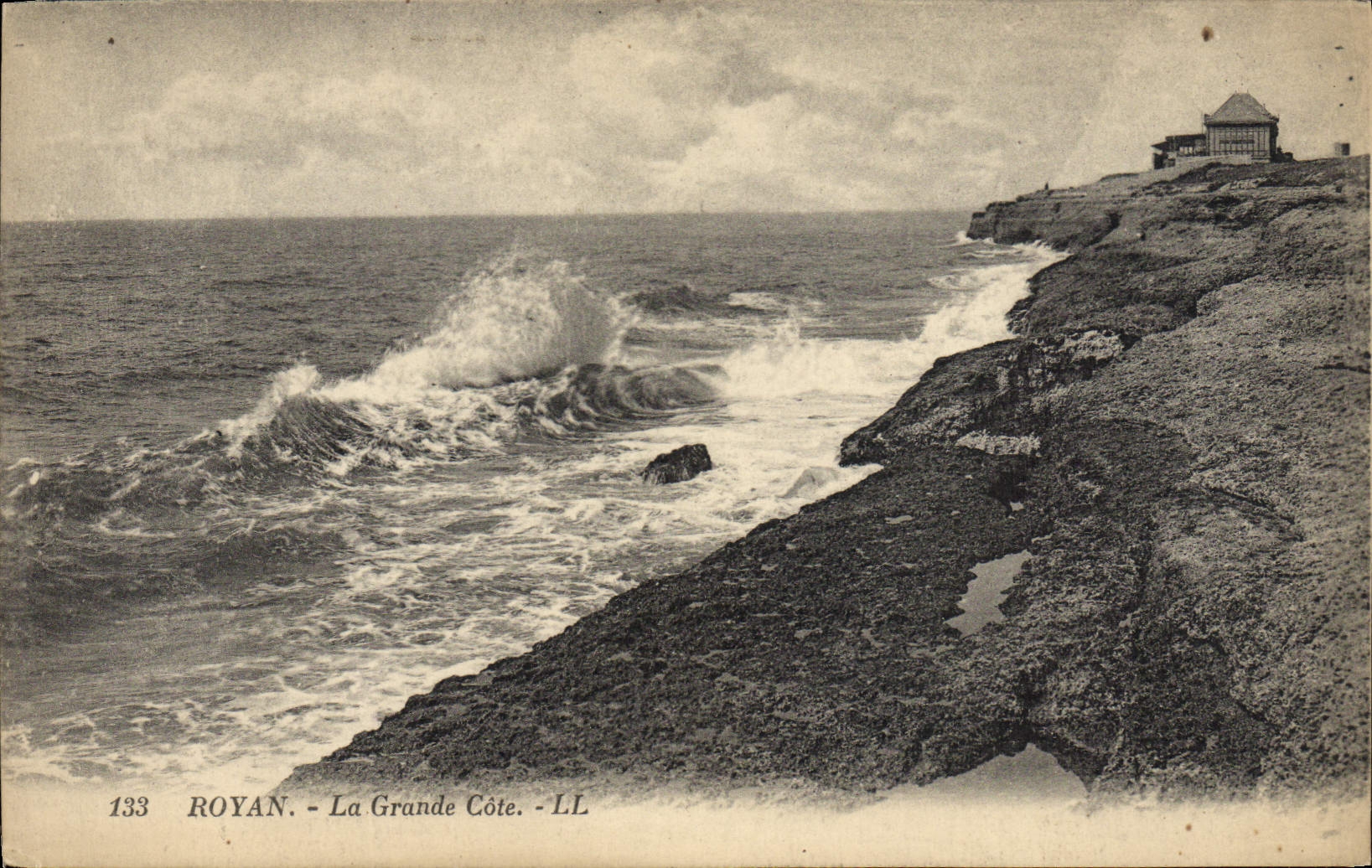 VINTAGE POSTCARD Royan the Great Dimension