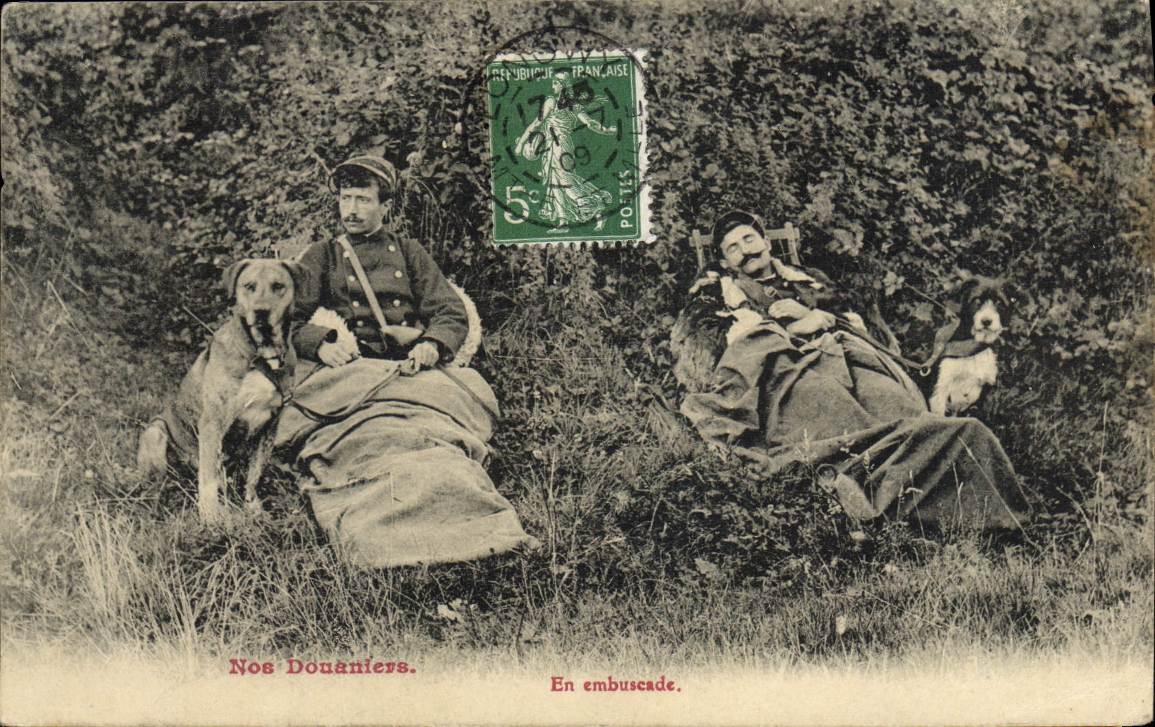 CPA Douane Douanes Douanier Em embuscade Chien