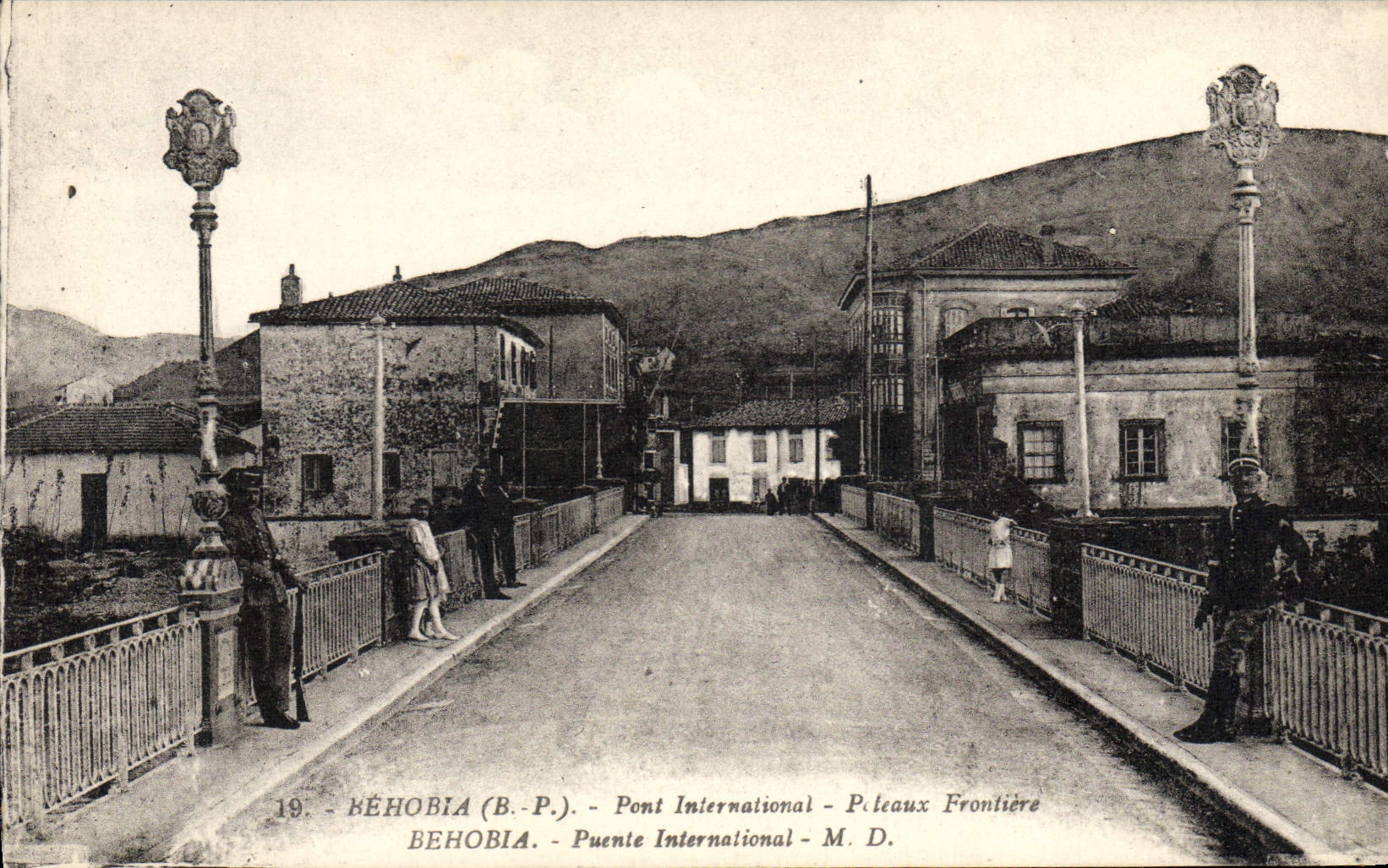 CPA Douane Douanes Douanier Behobia Pont international Poteaux frontiere
