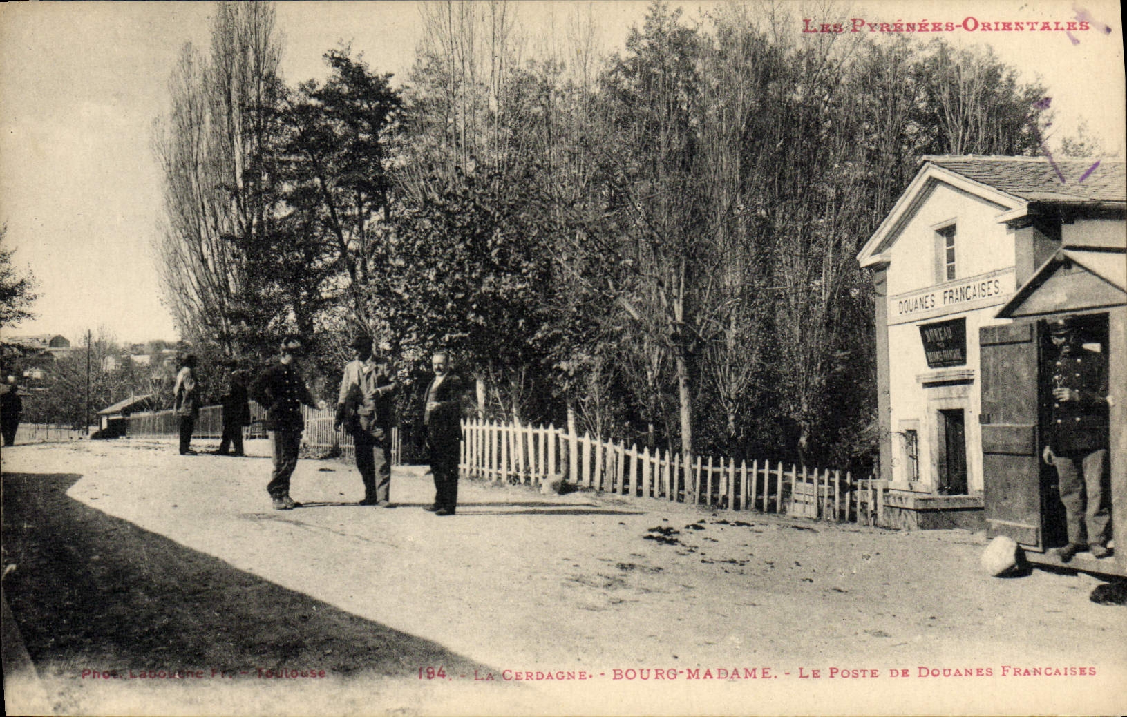 CPA Douane Douanes Douanier la Cerdagne Bourg Madame Le poste de douanes francaises