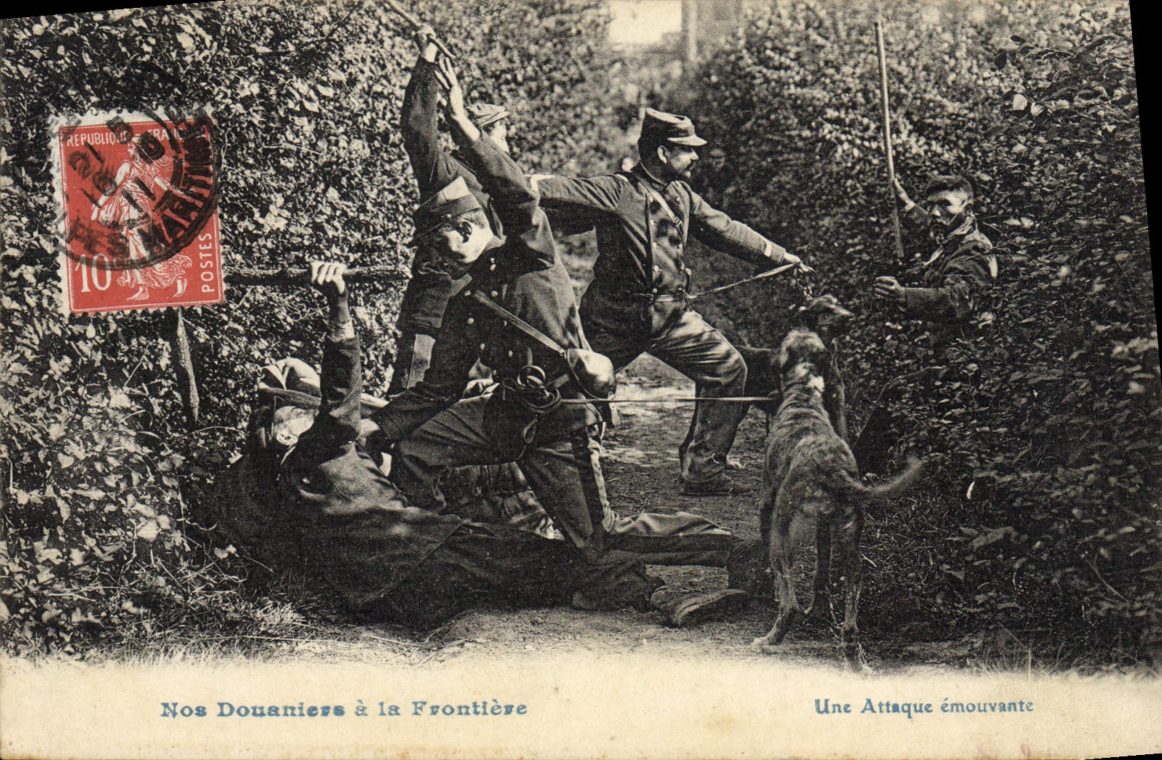 CPA Douane Douanes Douanier Nos douaniers a la frontiere Chien Une attaque emouvante