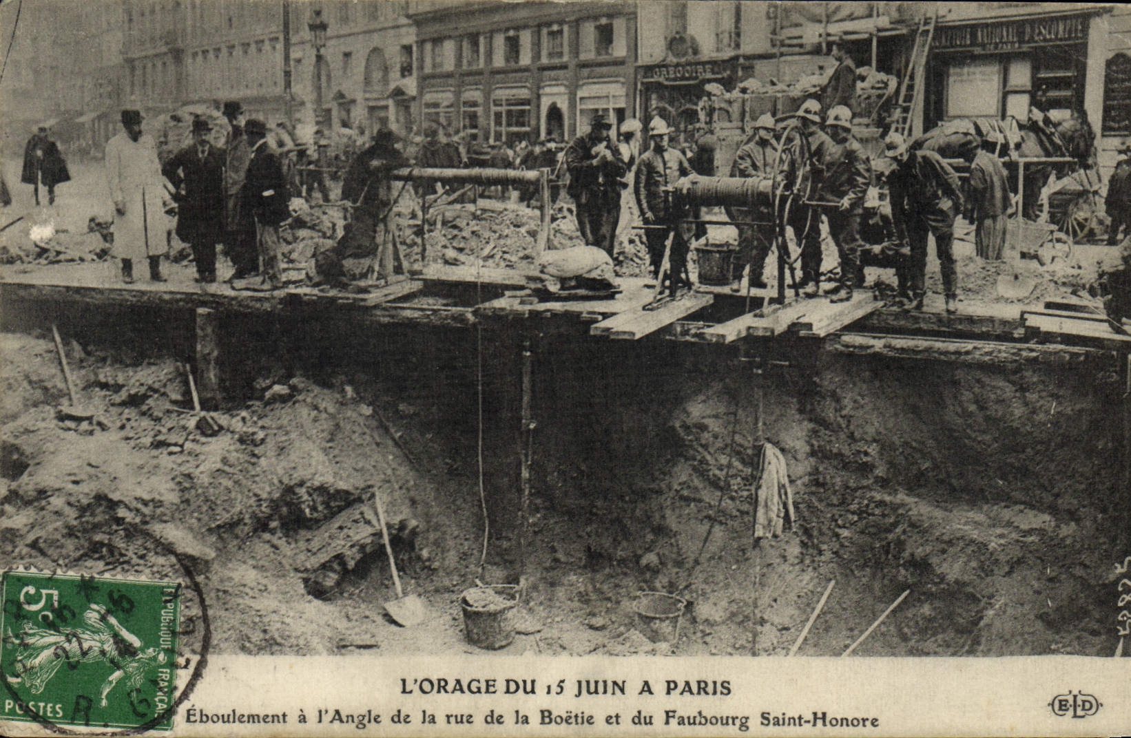 Los bomberos de Sapeurs de la POSTAL de la VENDIMIA la tormenta del 15 de junio tienen París Eboulement con el ángulo de la calle de Boetie del Al y con los honores del suburbio Saint