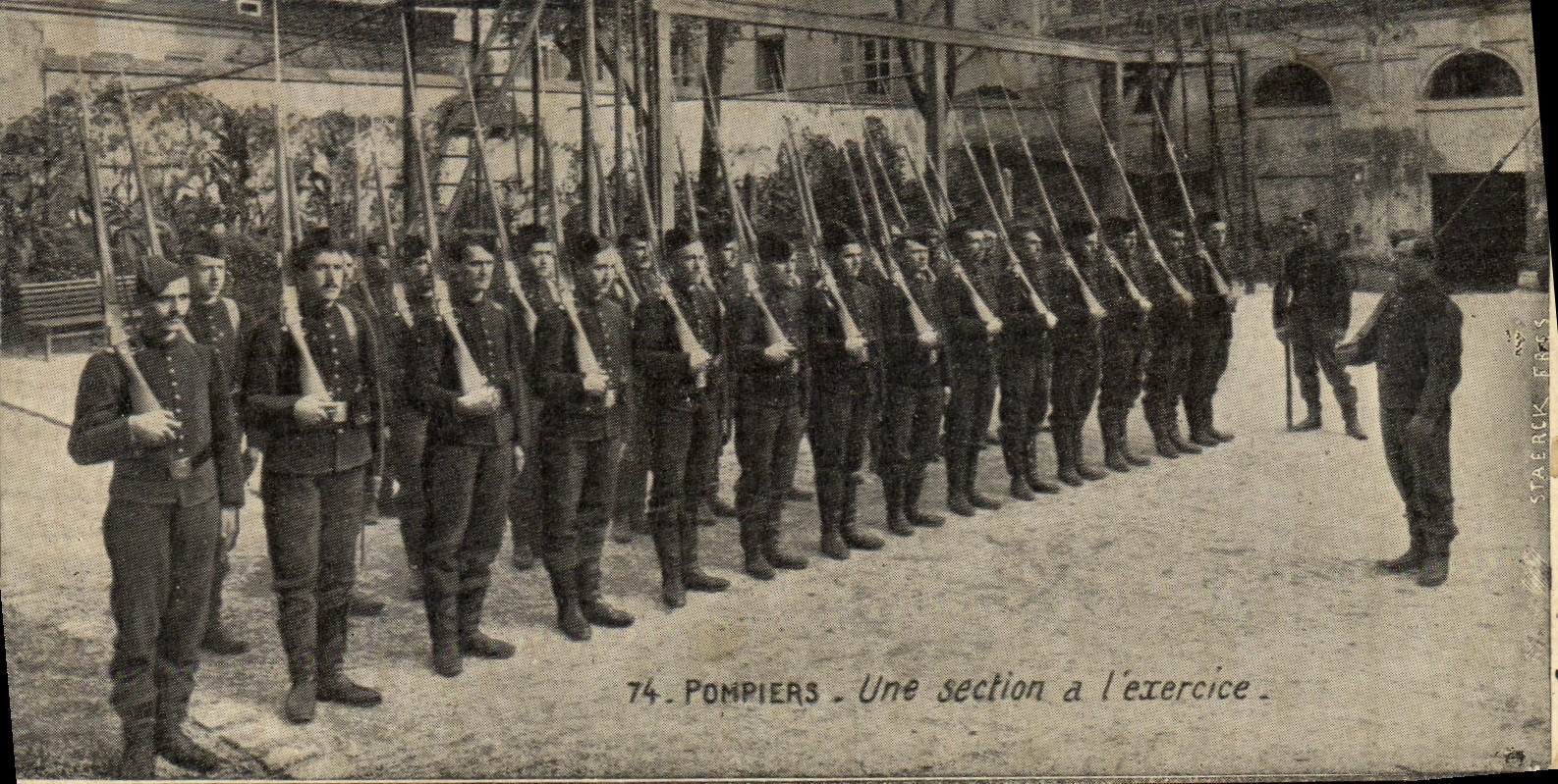 CPA Sapeurs Pompiers Une section a l'exercice