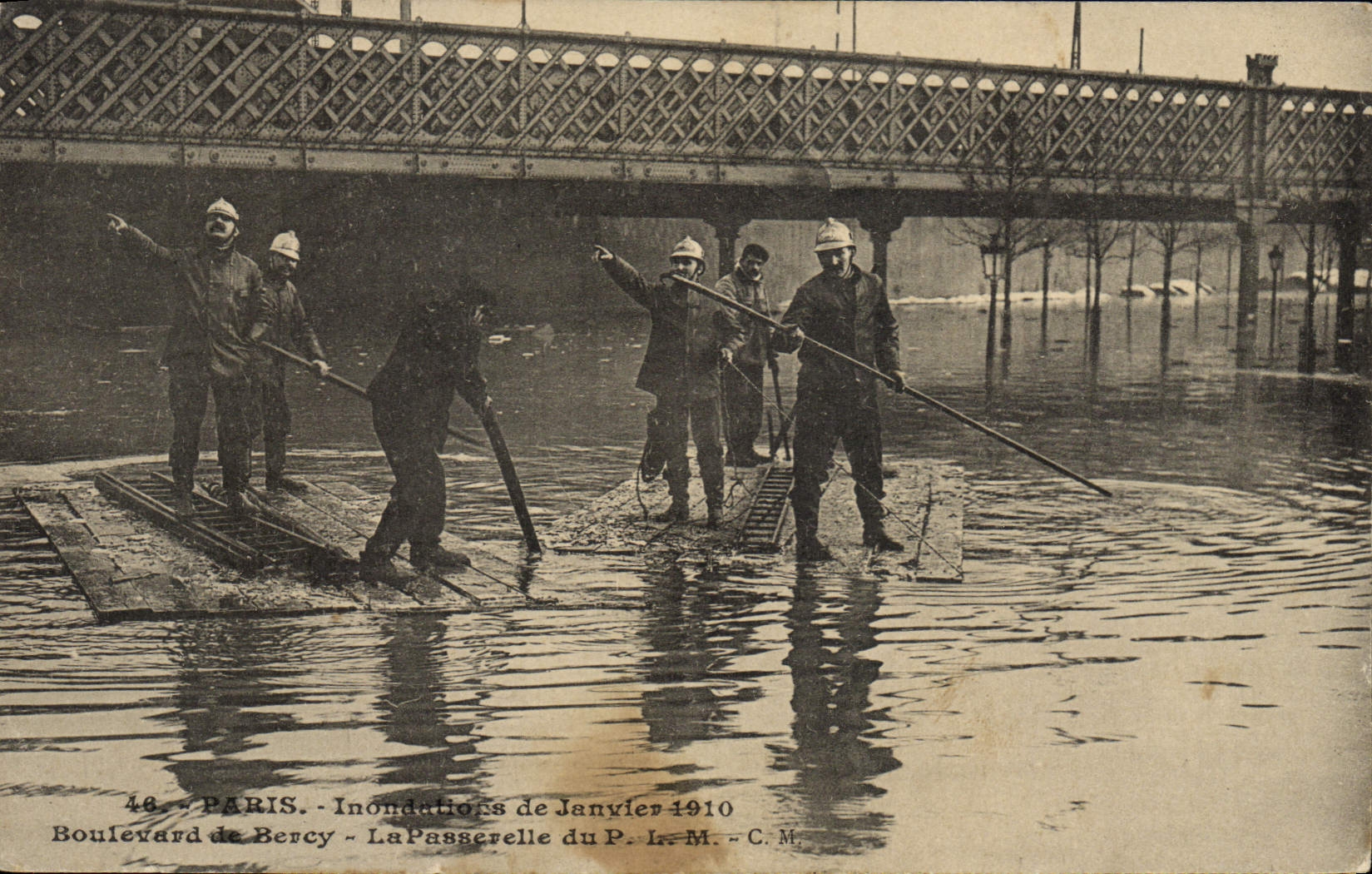 CPA Sapeurs Pompiers Inondations de Janvier 1910 Boulevard de Bercy La passerelle du PLM