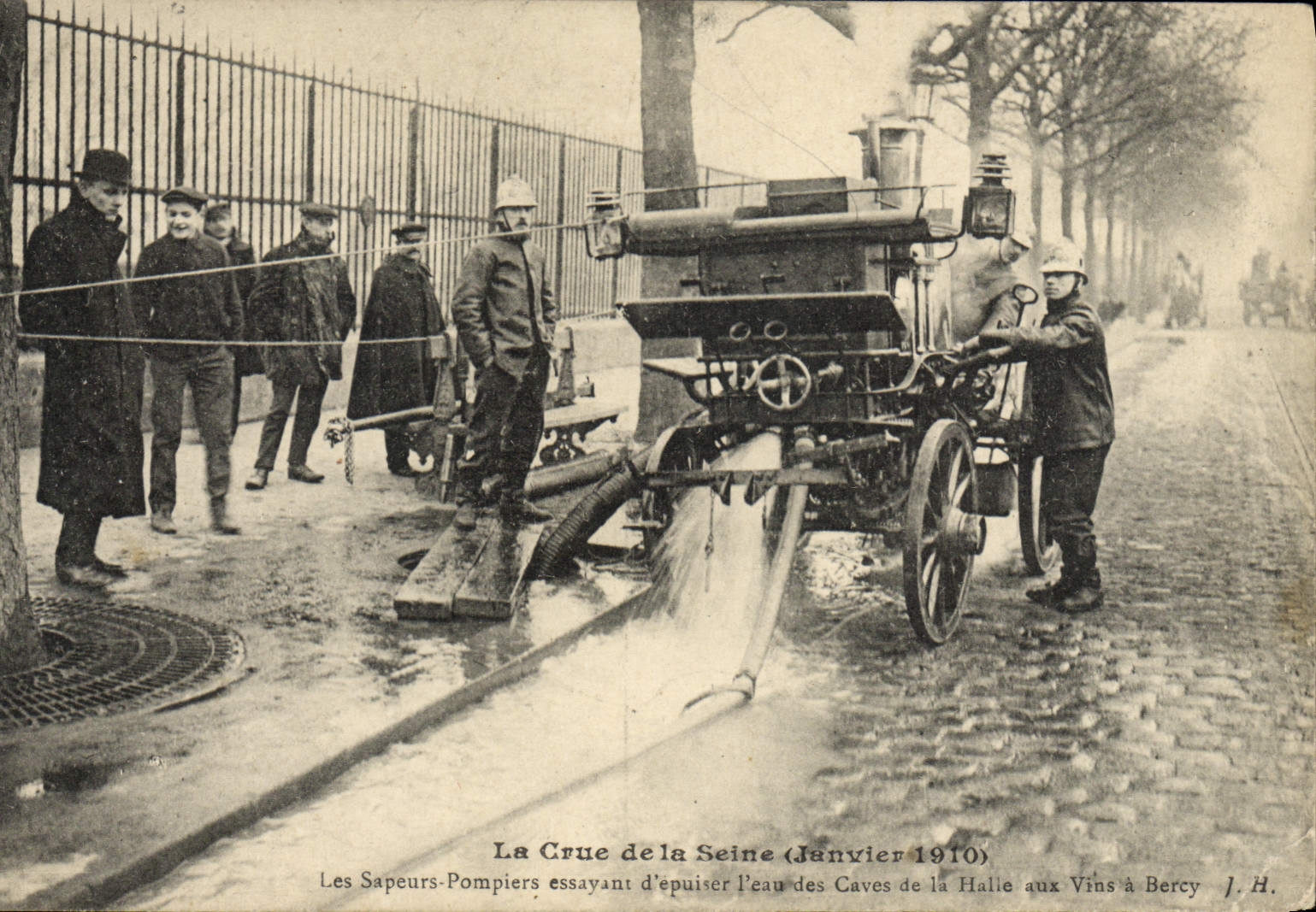 Los bomberos de Sapeurs París de la POSTAL de la VENDIMIA el levantamiento del agua de Seine de los sótanos del mercado de vino tienen Bercy