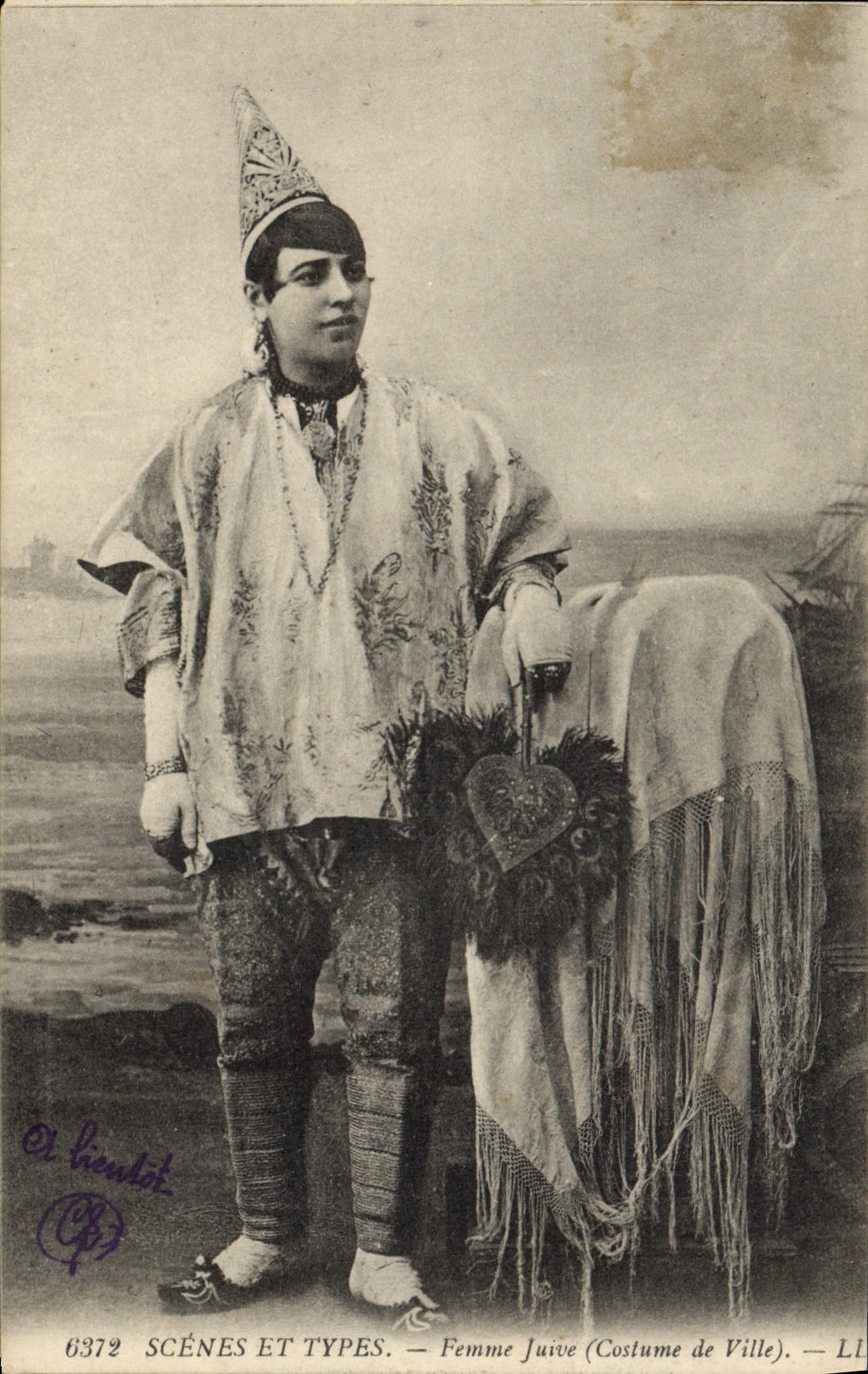 VINTAGE POSTCARD Jewish Judaica Jewish Woman Costume of city