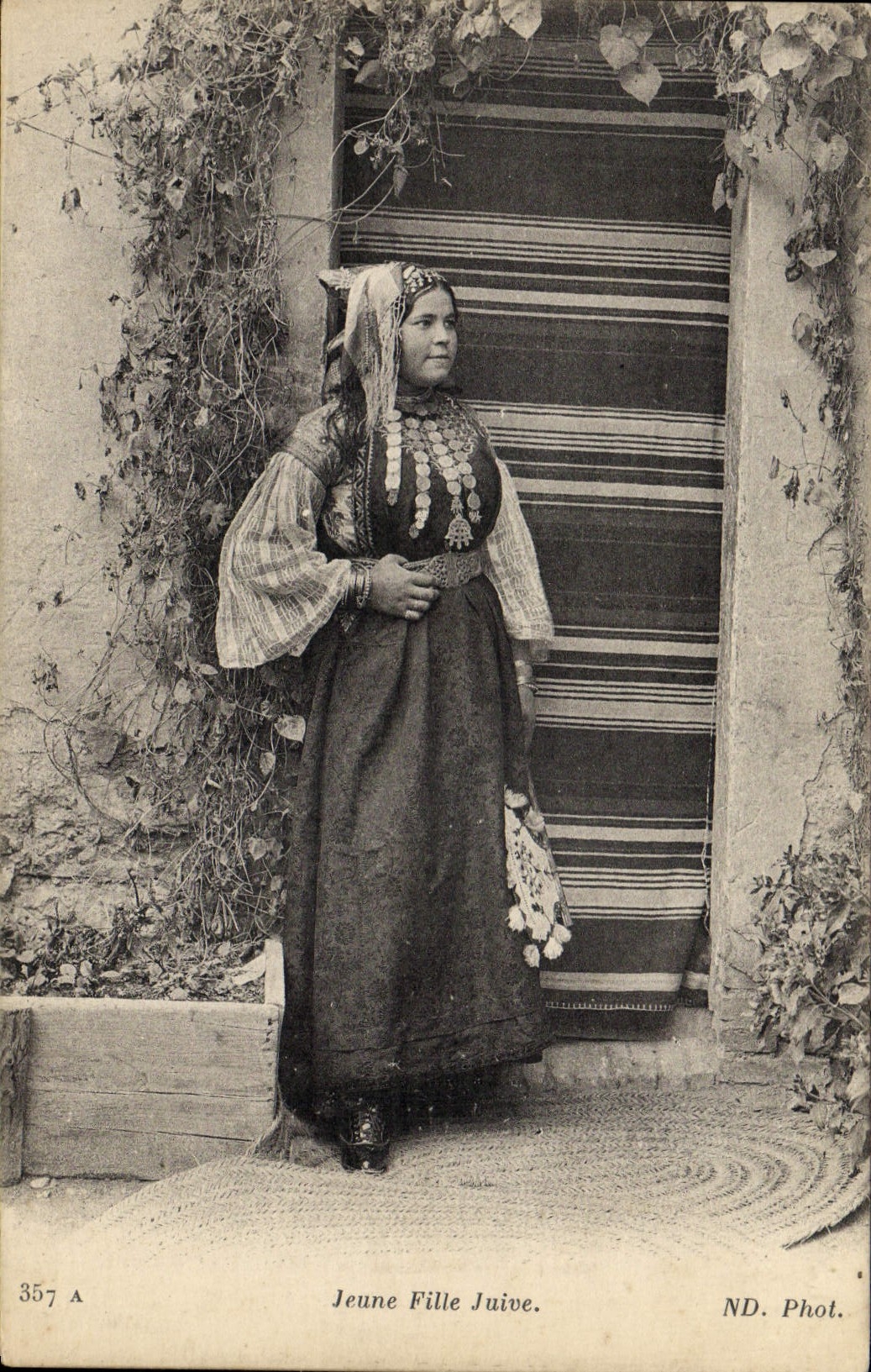 CPA Judaica Jeune femme juive Juif 