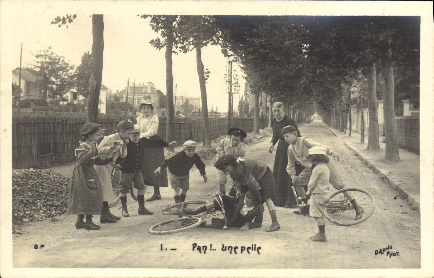 CPA Velo Cycle Cyclisme Femmes Enfants