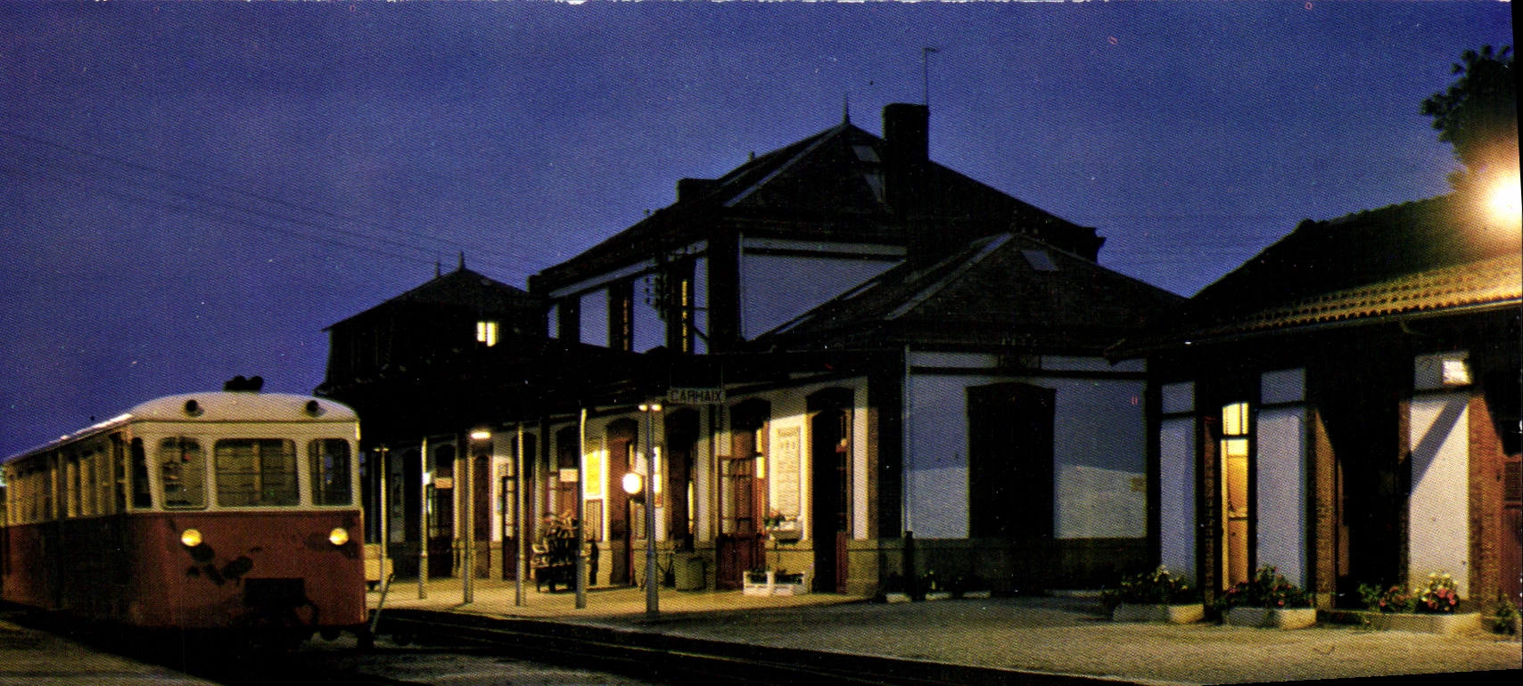 CPM Train Reseau breton La gare de Carhaix de nuit avec un autorail de Dion