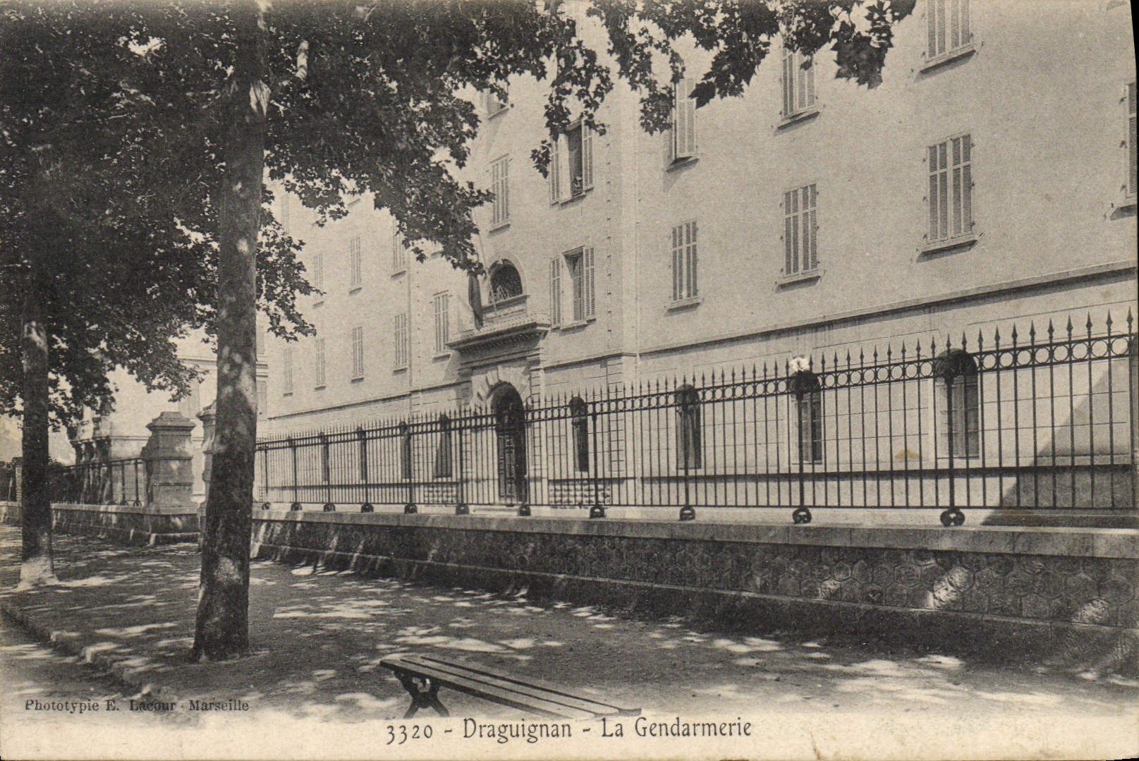 VINTAGE POSTCARD Draguignan Gendarmerie
